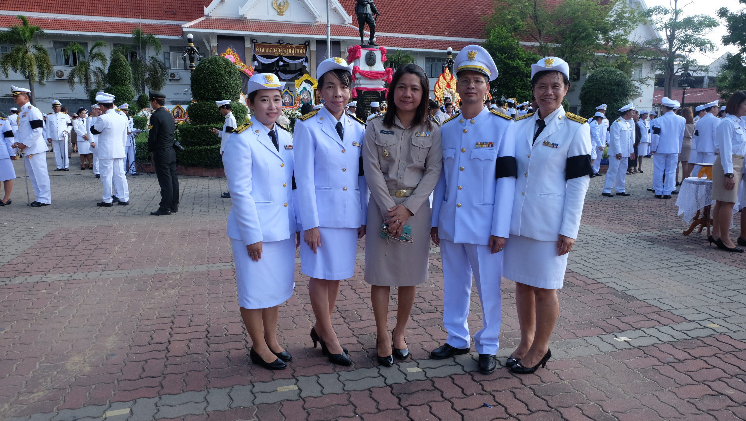 #สุโขทัย ดินแดนแห่งความสุข #วันที่ 23 ตุลาคม  2559 นายสุวิน  พึ่งเงิน  พัฒนาการจังหวัดสุโขทัย พร้อมด้วยข้าราชการสังกัดสำนักงานพัฒนาชุมชนจังหวัด/อำเภอ ร่วมพิธีวางพวงมาลาถวายราชสักการะพระบรมรูปพระบาทสมเด็จพระปรมินมหาจุฬาลงกรณ์ พระจุลจอมเกล้าเจ้าอยู่หัว เนื่