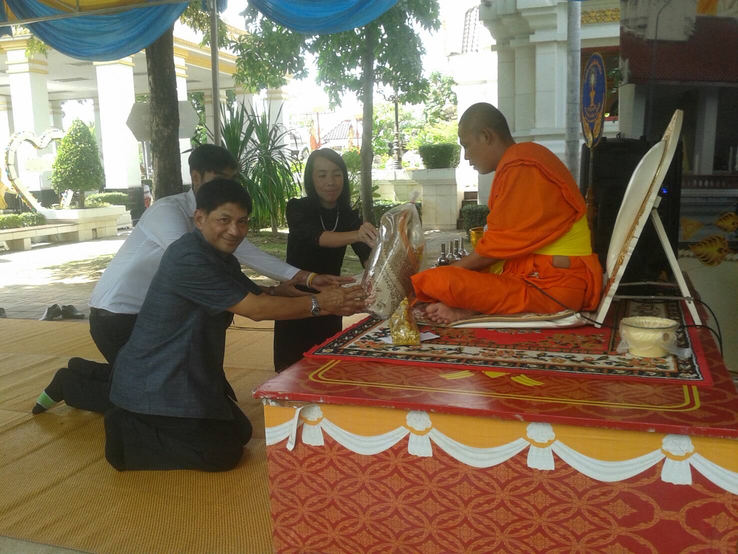 #สุโขทัย ดินแดนแห่งความสุข #เมื่อวานวันที่ 26 ตุลาคม 2559 ประชาชนและนักท่องเที่ยวเดินทางมากราบสักการะพระแม่ย่าและเก้าพระพุทธสุดแผ่นดินพร้อมถวายสังฆทานแด่พระสงฆ์ รวมทั้งร่วมอุดหนุนสินค้าOTOP ในร้านจำหน่ายสินค้าOTOP ณ บริเวณศาลพระแม่ย่า โดยในวันนี้ นายปิติ