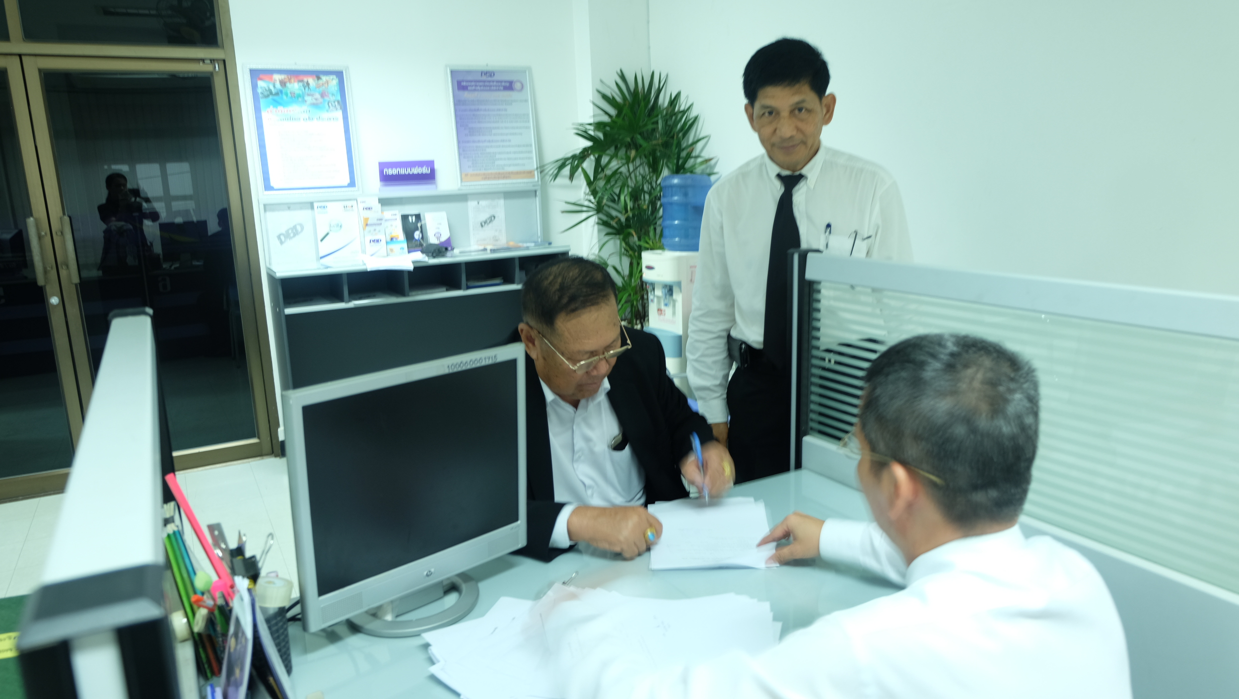 #สุโขทัย ดินแดนแห่งความสุข #วันที่ 27 ตุลาคม  2559 นายสุวิน  พึ่งเงิน  พัฒนาการจังหวัดสุโขทัย พร้อมด้วยกรรมการฯได้จดทะเบียนบริษัทประชารัฐรักสามัคคีจังหวัดสุโขทัย(วิสาหกิจเพื่อสังคม)จำกัด  ณ สำนักงานพัฒนาธุรกิจการค้า  พาณิชย์จังหวัดสุโขทัย (ข่าวโดย สถานีข่