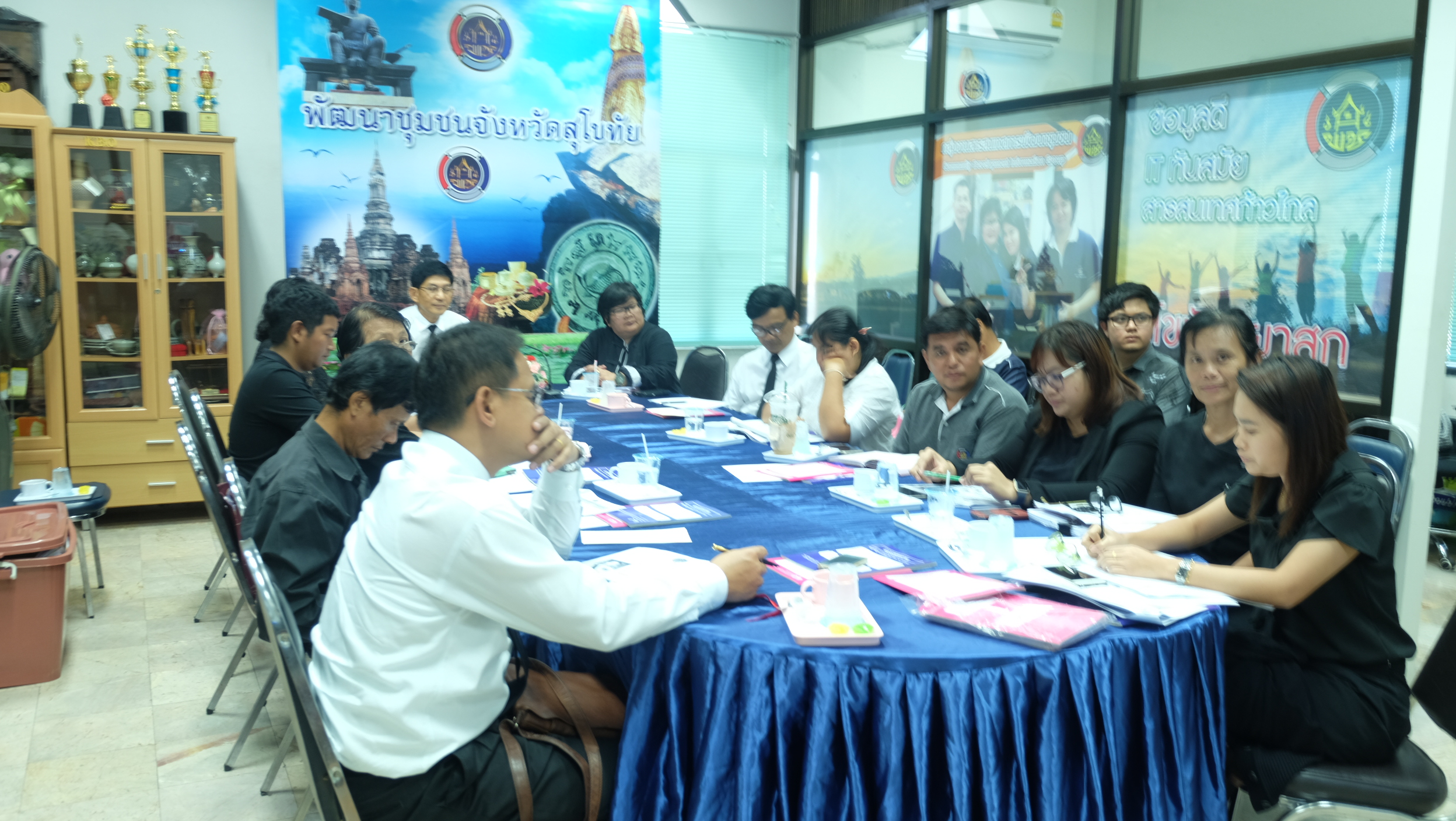 #สุโขทัย ดินแดนแห่งความสุข #วันที่ 28 ตุลาคม  2559 นายสุวิน  พึ่งเงิน  พัฒนาการจังหวัดสุโขทัยพร้อมด้วยหัวหน้ากลุ่มงานฯ หัวหน้าฝ่ายฯ พัฒนาการอำเภอ นักวิชาการฯ และเจ้าหน้าที่พัฒนาชุมชนจังหวัดสุโขทัยร่วมรับฟังนโยบายการขับเคลื่อนงานสารสนเทศเพื่อการพัฒนาชุมชน