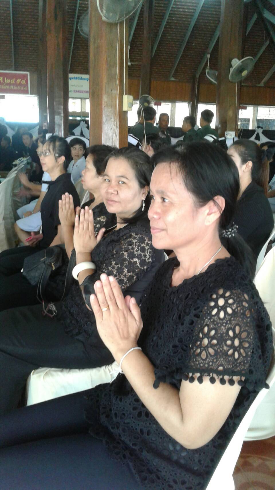 #สุโขทัย ดินแดนแห่งความสุข #เมื่อวันที่  29  ตุลาคม  2559  เวลา15.30น.  นายประนทต์  ปัจฉิม  หัวหน้ากลุ่มงานส่งเสริมการพัฒนาชุมชน พร้อมด้วยนักวิชาการพัฒนาชุมชน  เจ้าหน้าที่พัฒนาชุมชน ร่วมพิธีบำเพ็ญกุศลถวายแด่พระบาทสมเด็จพระปรมินทรมหาภูมิพล อดุลยเดช ในพระบร