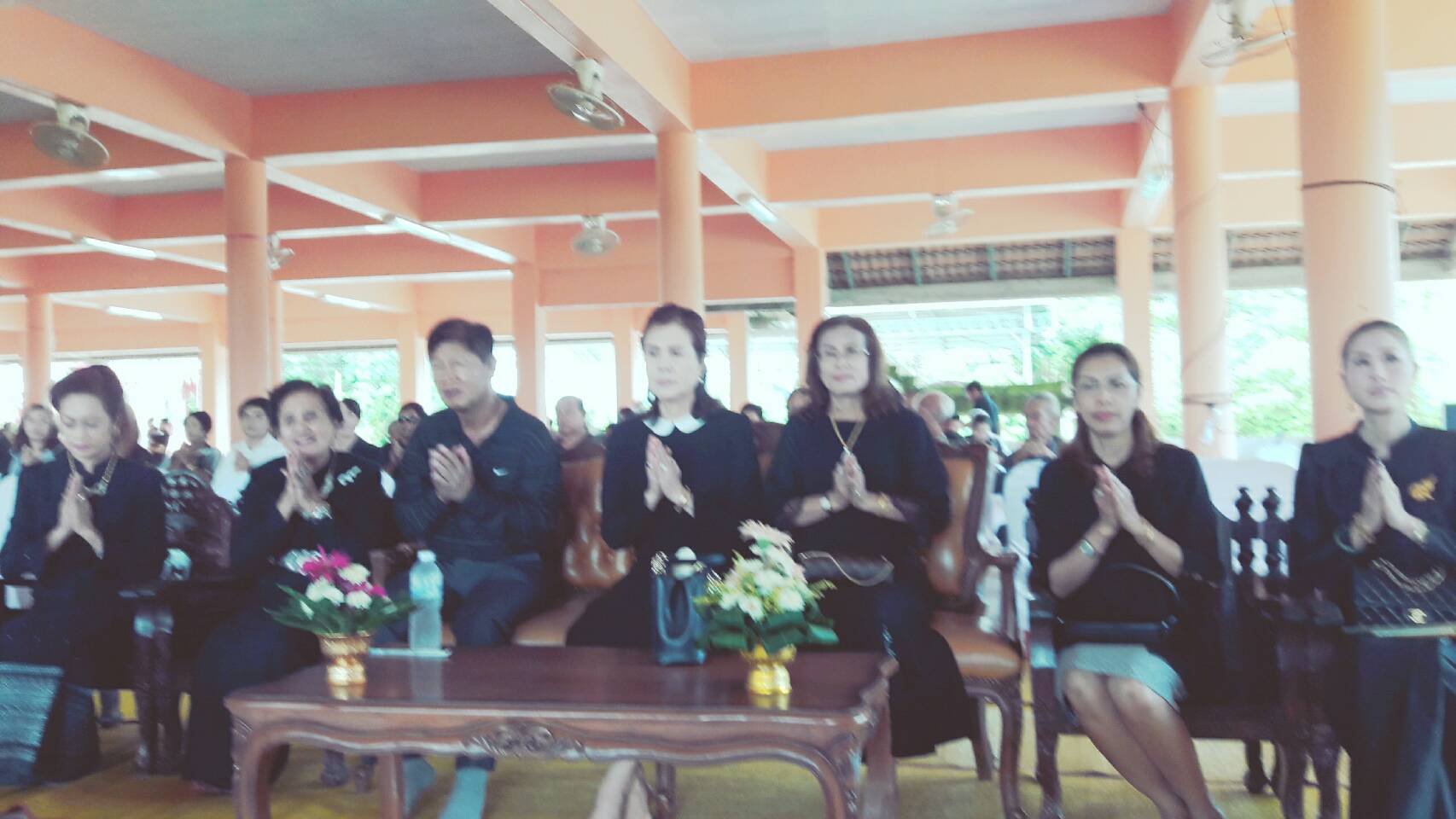 #สุโขทัย ดินแดนแห่งความสุข #เมื่อ วันเสาร์ที่ 29 ตุลาคม 2559 ประชาชนและนักท่องเที่ยวเดินทางมากราบสักการะพระแม่ย่าและเก้าพระพุทธสุดแผ่นดิน รวมทั้งถวายสังฆทานแด่พระสงฆ์ และร่วมอุดหนุนสินค้าOTOP ในร้านจำหน่ายสินค้าOTOP บริเวณศาลพระแม่ย่า (ข่าวโดย นางเพ็ญนภา