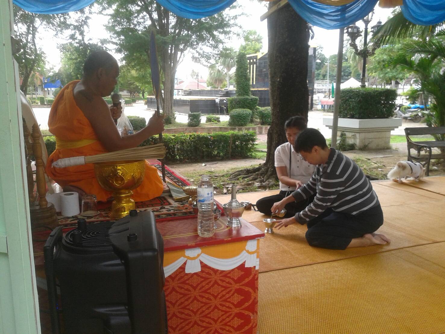 #สุโขทัย ดินแดนแห่งความสุข #เมื่อ วันเสาร์ที่ 29 ตุลาคม 2559 ประชาชนและนักท่องเที่ยวเดินทางมากราบสักการะพระแม่ย่าและเก้าพระพุทธสุดแผ่นดิน รวมทั้งถวายสังฆทานแด่พระสงฆ์ และร่วมอุดหนุนสินค้าOTOP ในร้านจำหน่ายสินค้าOTOP บริเวณศาลพระแม่ย่า (ข่าวโดย นางเพ็ญนภา