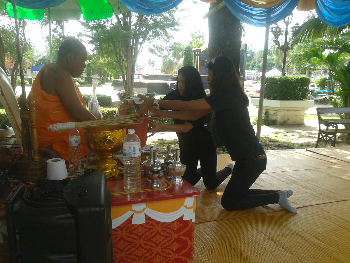 #สุโขทัย ดินแดนแห่งความสุข #เมื่อ วันเสาร์ที่ 29 ตุลาคม 2559 ประชาชนและนักท่องเที่ยวเดินทางมากราบสักการะพระแม่ย่าและเก้าพระพุทธสุดแผ่นดิน รวมทั้งถวายสังฆทานแด่พระสงฆ์ และร่วมอุดหนุนสินค้าOTOP ในร้านจำหน่ายสินค้าOTOP บริเวณศาลพระแม่ย่า (ข่าวโดย นางเพ็ญนภา