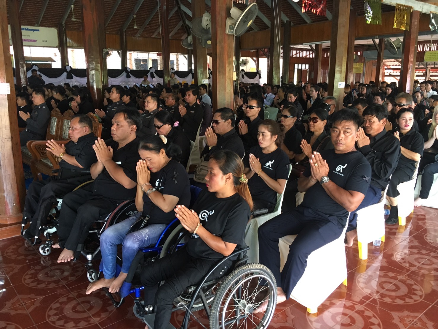 #สุโขทัย ดินแดนแห่งความสุข #เมื่อวันที่ ๓๐ ตุลาคม ๒๕๕๙ เวลา ๑๕.๕๒ น. นายปิติ แก้วสลับสี ผู้ว่าราชการจังหวัดสุโขทัย เป็นประธานในพิธีบำเพ็ญกุศลสวดพระอภิธรรมถวายพระบรมศพ พระบาทสมเด็จพระปรมินทรมหาภูมิพลอดุลยเดช ณ ศาลาการเปรียญวัดไทยชุมพล ตำบลธานี อำเภอเมืองส