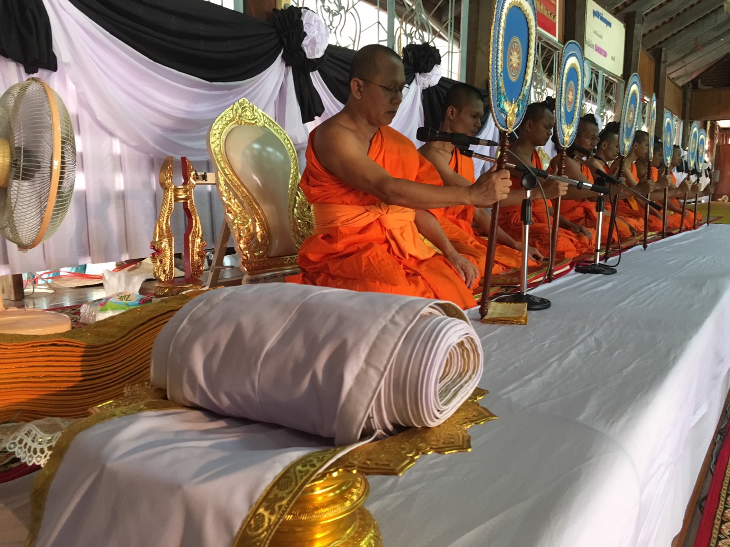 #สุโขทัย ดินแดนแห่งความสุข #เมื่อวันที่ ๓๐ ตุลาคม ๒๕๕๙ เวลา ๑๕.๕๒ น. นายปิติ แก้วสลับสี ผู้ว่าราชการจังหวัดสุโขทัย เป็นประธานในพิธีบำเพ็ญกุศลสวดพระอภิธรรมถวายพระบรมศพ พระบาทสมเด็จพระปรมินทรมหาภูมิพลอดุลยเดช ณ ศาลาการเปรียญวัดไทยชุมพล ตำบลธานี อำเภอเมืองส