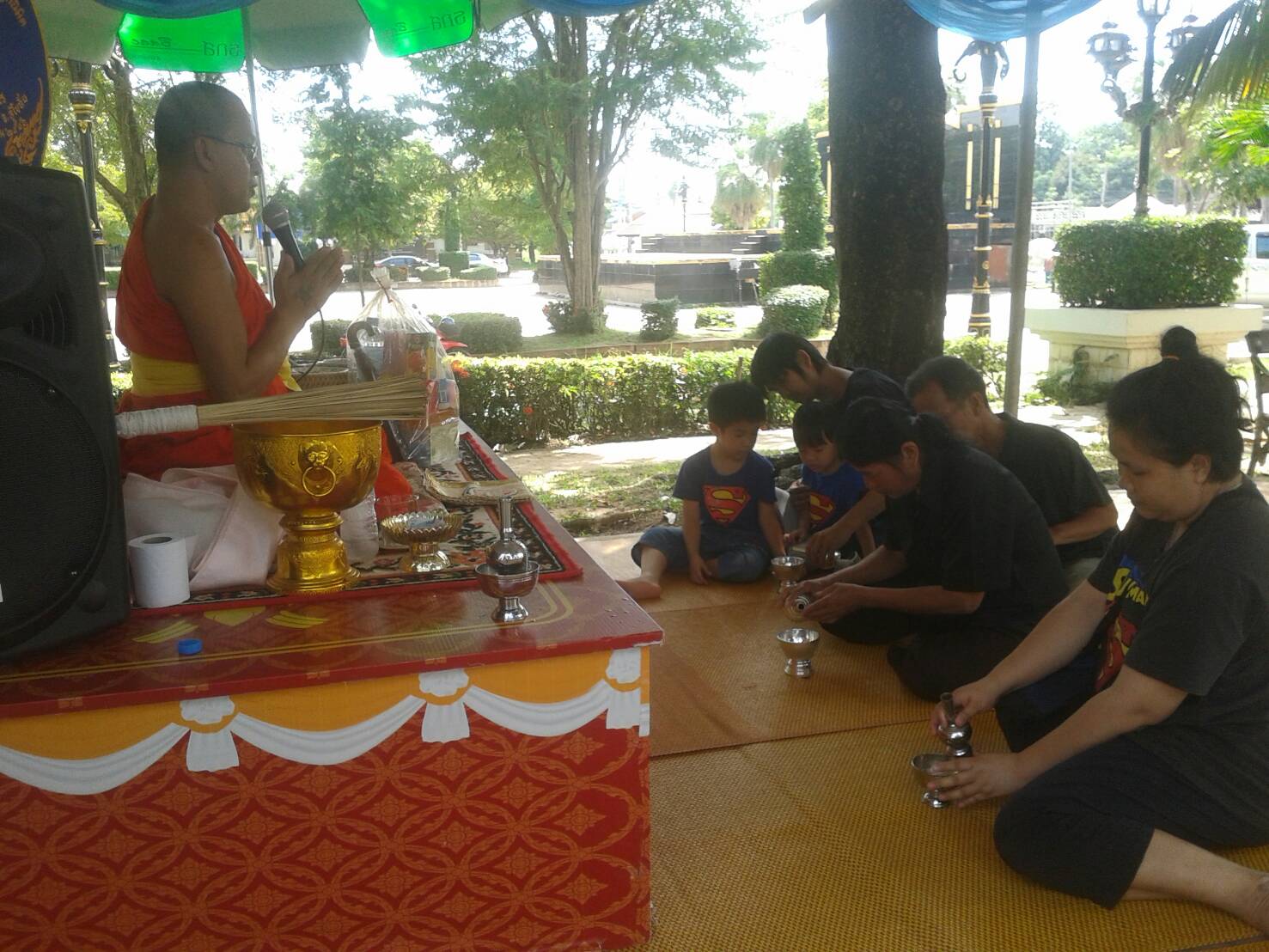 #สุโขทัย ดินแดนแห่งความสุข #เมื่อวันอาทิตย์ที่ 30 ตุลาคม 2559 ประขาชนและนักท่องเที่ยว เดินทางมากราบสักการะพระแม่ย่าและเก้าพระพุทธสุดแผ่นดิน พร้อมทั้งถวายสังฆทานแด่พระสงฆ์ และร่วมอุดหนุนสินค้าOTOP ในร้านจำหน่ายสินค้า OTOP บริเวณศาลพระแม่ย่า โดยในวันนี้ น