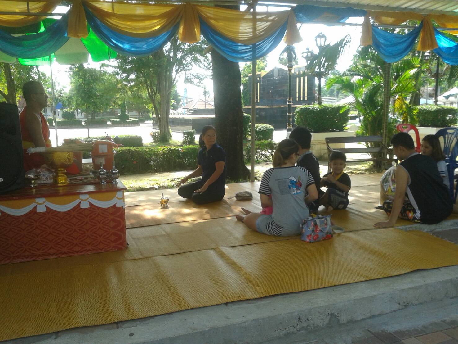 #สุโขทัย ดินแดนแห่งความสุข #เมื่อวันอาทิตย์ที่ 30 ตุลาคม 2559 ประขาชนและนักท่องเที่ยว เดินทางมากราบสักการะพระแม่ย่าและเก้าพระพุทธสุดแผ่นดิน พร้อมทั้งถวายสังฆทานแด่พระสงฆ์ และร่วมอุดหนุนสินค้าOTOP ในร้านจำหน่ายสินค้า OTOP บริเวณศาลพระแม่ย่า โดยในวันนี้ น