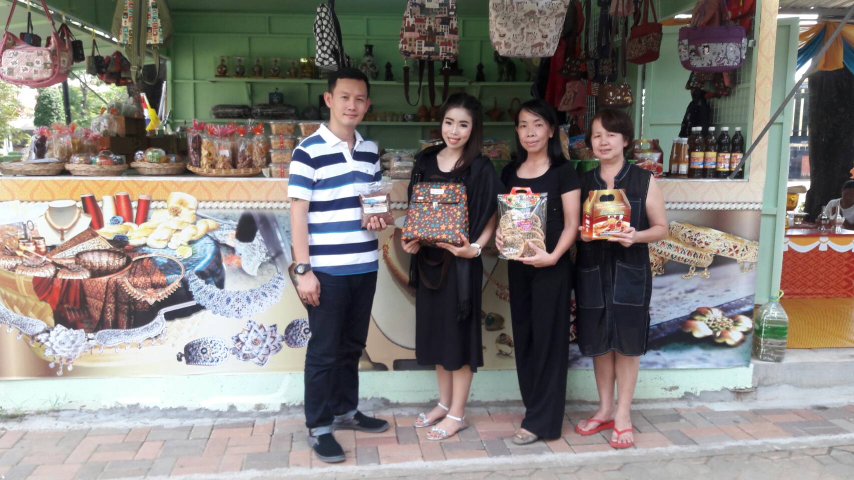 #สุโขทัย ดินแดนแห่งความสุข #เมื่อวันอาทิตย์ที่ 30 ตุลาคม 2559 ประขาชนและนักท่องเที่ยว เดินทางมากราบสักการะพระแม่ย่าและเก้าพระพุทธสุดแผ่นดิน พร้อมทั้งถวายสังฆทานแด่พระสงฆ์ และร่วมอุดหนุนสินค้าOTOP ในร้านจำหน่ายสินค้า OTOP บริเวณศาลพระแม่ย่า โดยในวันนี้ น