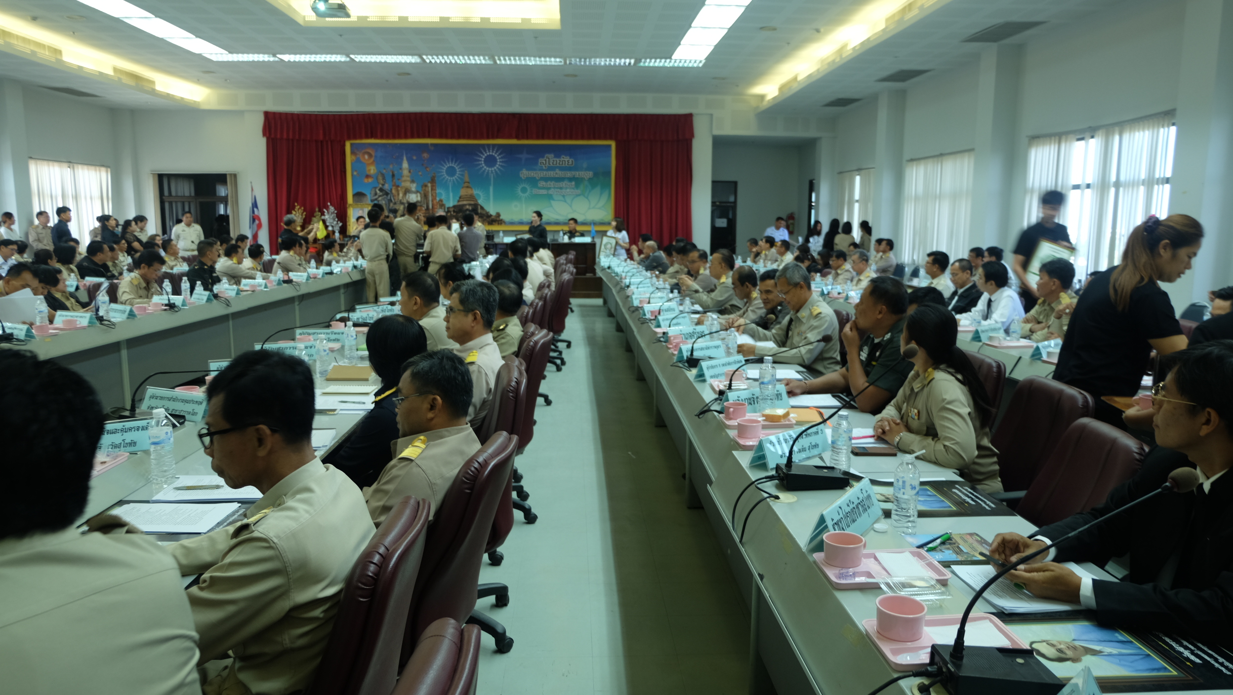 #สุโขทัย ดินแดนแห่งความสุข #วันที่ 31 ตุลาคม  2559 เวลา 09.45  น. นายสุวิน  พึ่งเงิน  พัฒนาการจังหวัดสุโขทัย เข้าประชุมกรมการจังหวัดครั้งที่ 10 ณ ห้องประชุมศรีสัชนาลัย ศาลากลางจังหวัดสุโขทัย ชั้น 5 โดยมีนายปิติ  แก้วสลับสี ผู้ว่าราชการจังหวัดสุโขทัย เป็นป