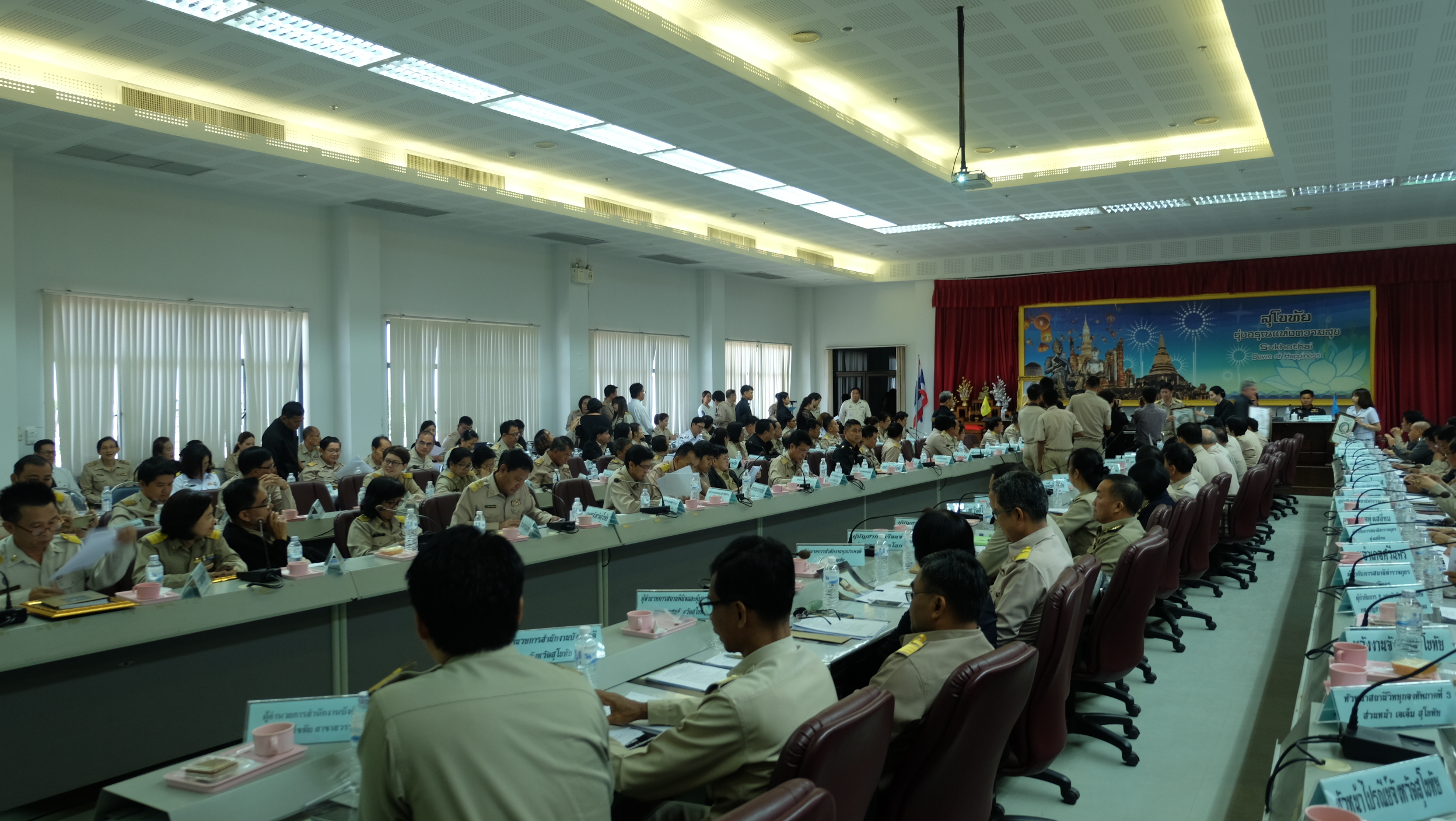 #สุโขทัย ดินแดนแห่งความสุข #วันที่ 31 ตุลาคม  2559 เวลา 09.45  น. นายสุวิน  พึ่งเงิน  พัฒนาการจังหวัดสุโขทัย เข้าประชุมกรมการจังหวัดครั้งที่ 10 ณ ห้องประชุมศรีสัชนาลัย ศาลากลางจังหวัดสุโขทัย ชั้น 5 โดยมีนายปิติ  แก้วสลับสี ผู้ว่าราชการจังหวัดสุโขทัย เป็นป