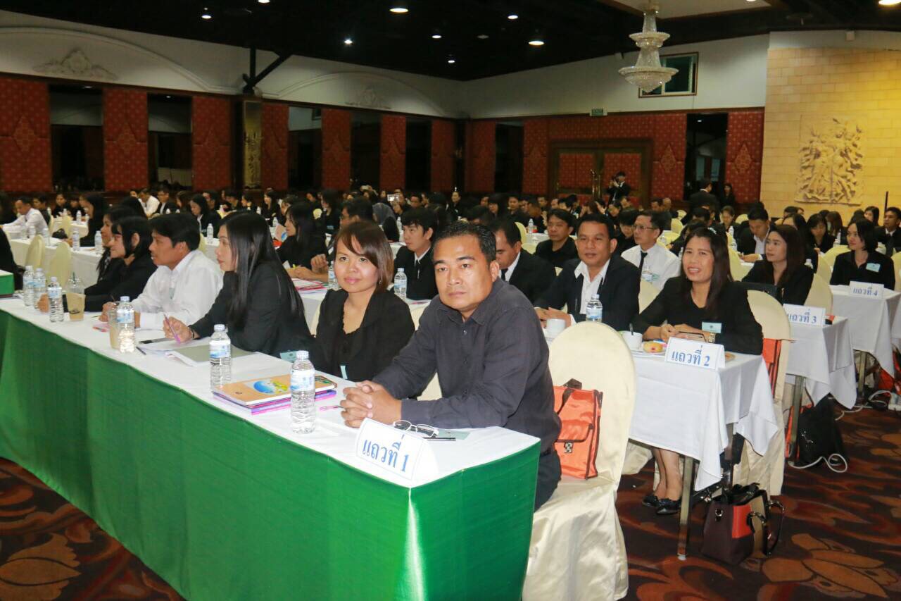 #สุโขทัย ดินแดนแห่งความสุข #วันที่ 31 ตุลาคม  2559  นายสุวิน  พึ่งเงิน พัฒนาการจังหวัดสุโขทัย มอบหมายให้นางสาวศรันยา  วัฒนธงทอง นักวิชการพัฒนาชุมชนชำนาญการ และนายชัยยะ ศรีชัยยะ นักวิชาการพัฒนาชุมชนชำนาญการ เข้าประชุมเชิงปฏิบัติการเจ้าหน้าที่ผู้รับผิดชอบก