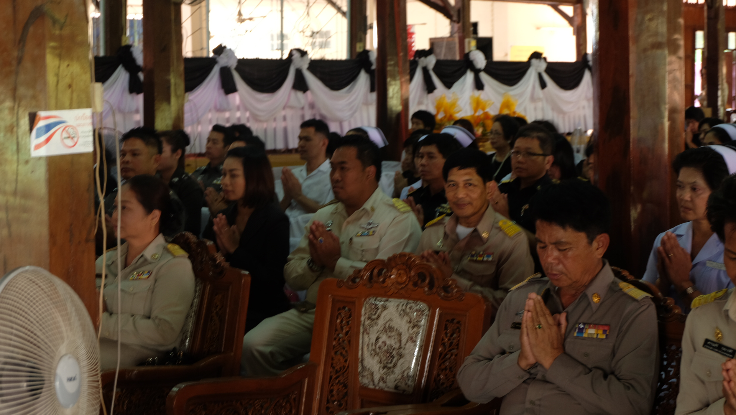 #สุโขทัย ดินแดนแห่งความสุข #วันที่ 31 ตุลาคม  2559 เวลา 15.30 น. นายสุวิน  พึ่งเงิน  พัฒนาการจังหวัดสุโขทัย พร้อมด้วยหัวหน้ากลุ่มงานฯ นักวิชาการพัฒนาชุมชน เจ้าหน้าที่พัฒนาชุมชน เครือข่ายกองทุนหมู่บ้าน  นางลำเจียก  หนองหลวง ผู้ประกอบการ OTOP ได้นำผลิตภัณฑ