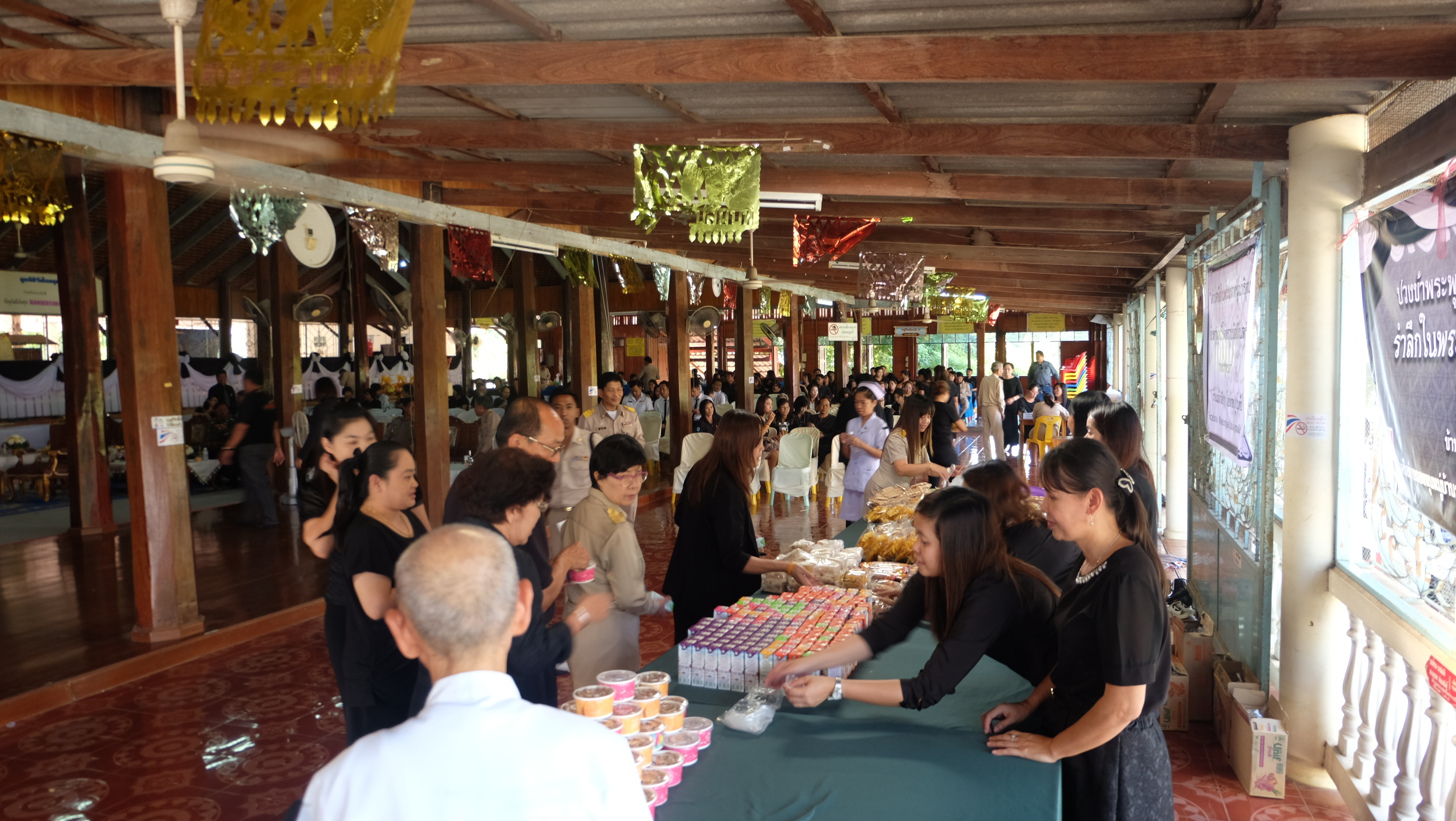 #สุโขทัย ดินแดนแห่งความสุข #วันที่ 31 ตุลาคม  2559 เวลา 15.30 น. นายสุวิน  พึ่งเงิน  พัฒนาการจังหวัดสุโขทัย พร้อมด้วยหัวหน้ากลุ่มงานฯ นักวิชาการพัฒนาชุมชน เจ้าหน้าที่พัฒนาชุมชน เครือข่ายกองทุนหมู่บ้าน  นางลำเจียก  หนองหลวง ผู้ประกอบการ OTOP ได้นำผลิตภัณฑ