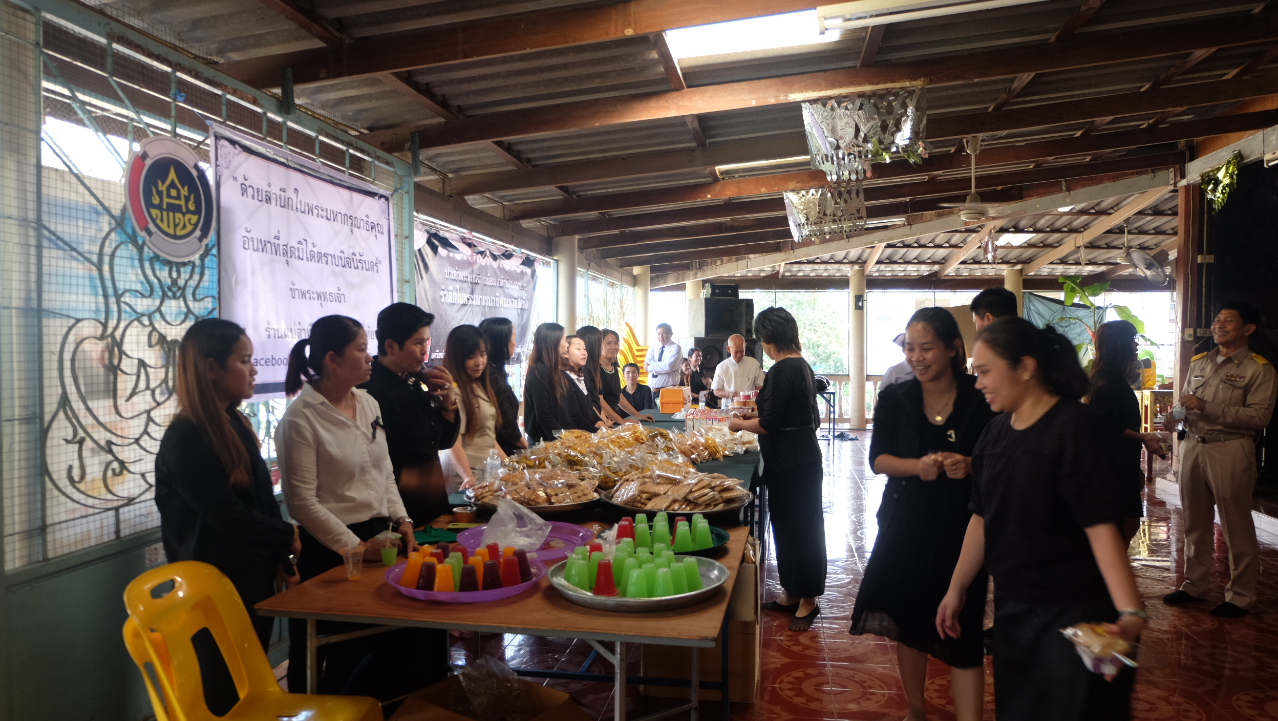 #สุโขทัย ดินแดนแห่งความสุข #วันที่ 31 ตุลาคม  2559 เวลา 15.30 น. นายสุวิน  พึ่งเงิน  พัฒนาการจังหวัดสุโขทัย พร้อมด้วยหัวหน้ากลุ่มงานฯ นักวิชาการพัฒนาชุมชน เจ้าหน้าที่พัฒนาชุมชน เครือข่ายกองทุนหมู่บ้าน  นางลำเจียก  หนองหลวง ผู้ประกอบการ OTOP ได้นำผลิตภัณฑ