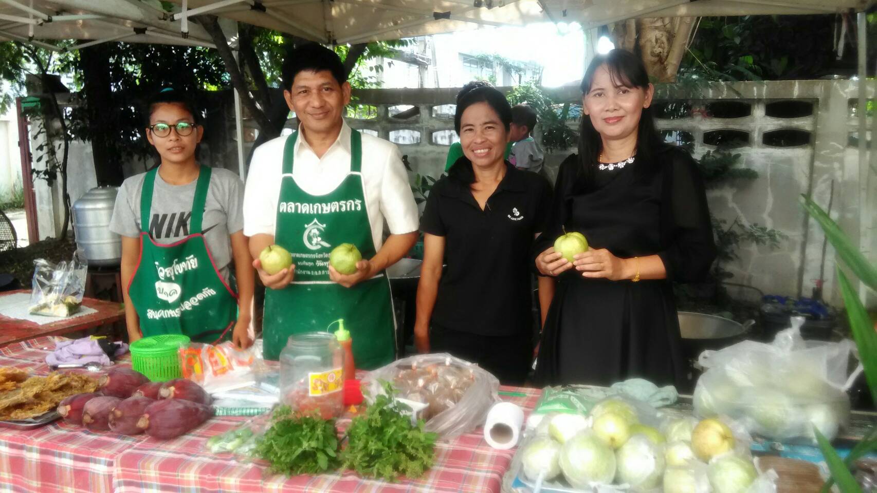 #สุโขทัย ดินแดนแห่งความสุข #วันที่ 2 พฤศจิกายน  2559 นายสุวิน  พึ่งเงิน  พัฒนาการจังหวัดสุโขทัย พร้อมด้วยนักวิชาการพัฒนาชุมชนจังหวัดสุโขทัย ได้ตรวจเยี่ยมตลาดนัดชุมชนไทยช่วยไทยคนไทยยิ้มได้ ข้างธนาคารธกส. สาขาสุโขทัย อำเภอเมืองสุโขทัย จังหวัดสุโขทัย  (ข่าวโ