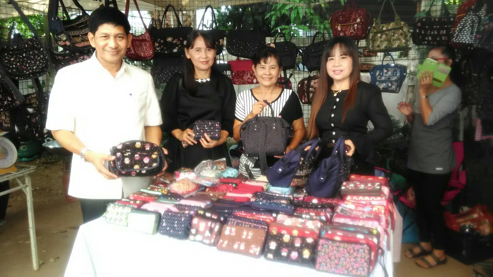 #สุโขทัย ดินแดนแห่งความสุข #วันที่ 2 พฤศจิกายน  2559 นายสุวิน  พึ่งเงิน  พัฒนาการจังหวัดสุโขทัย พร้อมด้วยนักวิชาการพัฒนาชุมชนจังหวัดสุโขทัย ได้ตรวจเยี่ยมตลาดนัดชุมชนไทยช่วยไทยคนไทยยิ้มได้ ข้างธนาคารธกส. สาขาสุโขทัย อำเภอเมืองสุโขทัย จังหวัดสุโขทัย  (ข่าวโ