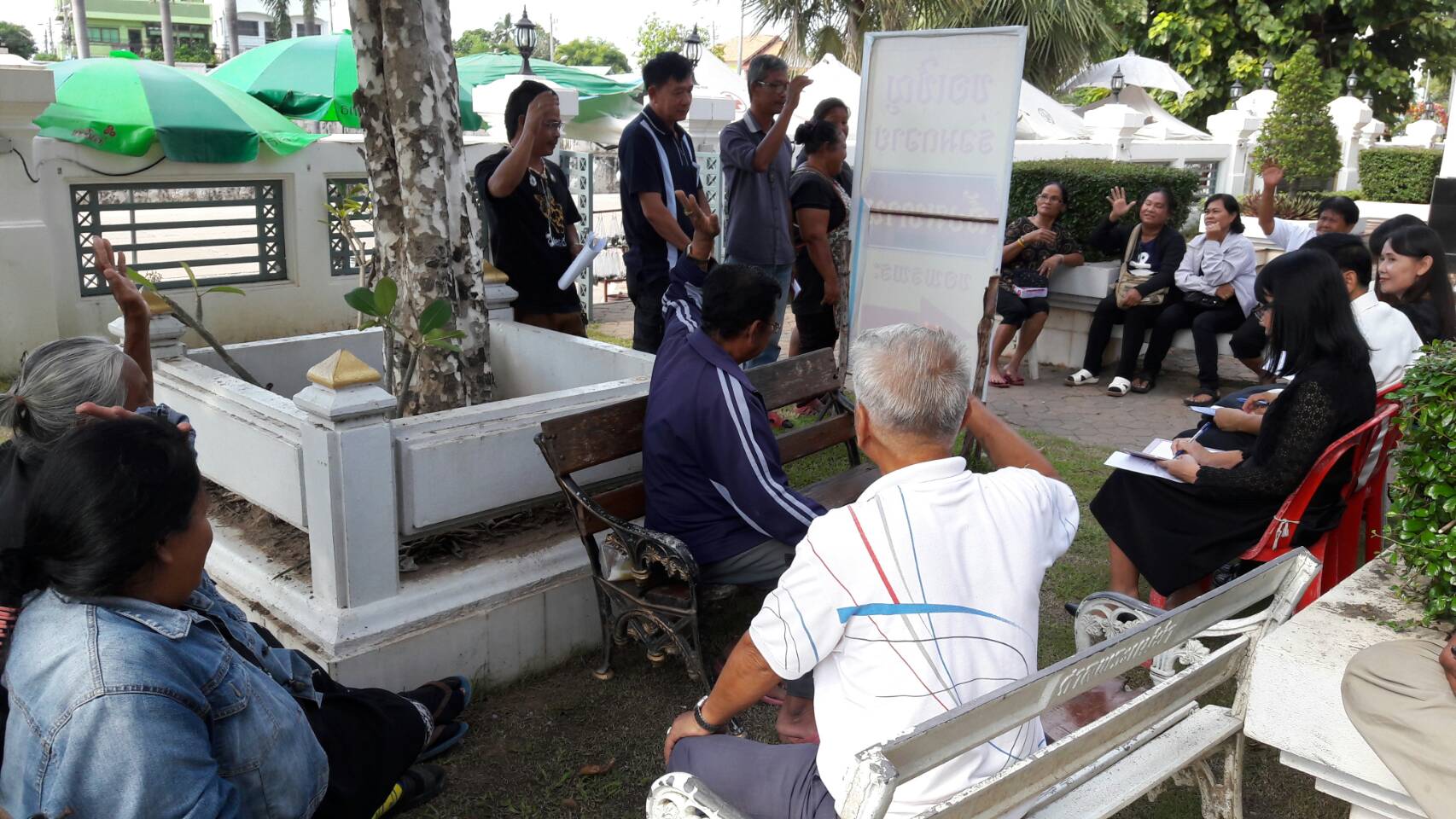 #สุโขทัย ดินแดนแห่งความสุข #นำเรียนผู้บังคับบัญชาเพื่อโปรดทราบ
วันที่ 2 พฤศจิกายน  2559 นายสุวิน  พึ่งเงิน  พัฒนาการจังหวัดสุโขทัย พร้อมด้วยนักวิชาการพัฒนาชุมชนนักจัดการงานทั่วไป ชำนาญการ สำนักงานพัฒนาชุมชนจังหวัดสุโขทัย ได้ประชุมแม่ค้าบริเวณศาลพระแม่ย่า