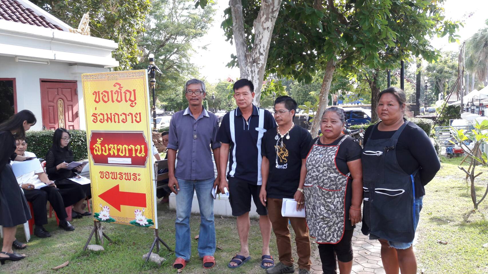 #สุโขทัย ดินแดนแห่งความสุข #นำเรียนผู้บังคับบัญชาเพื่อโปรดทราบ
วันที่ 2 พฤศจิกายน  2559 นายสุวิน  พึ่งเงิน  พัฒนาการจังหวัดสุโขทัย พร้อมด้วยนักวิชาการพัฒนาชุมชนนักจัดการงานทั่วไป ชำนาญการ สำนักงานพัฒนาชุมชนจังหวัดสุโขทัย ได้ประชุมแม่ค้าบริเวณศาลพระแม่ย่า