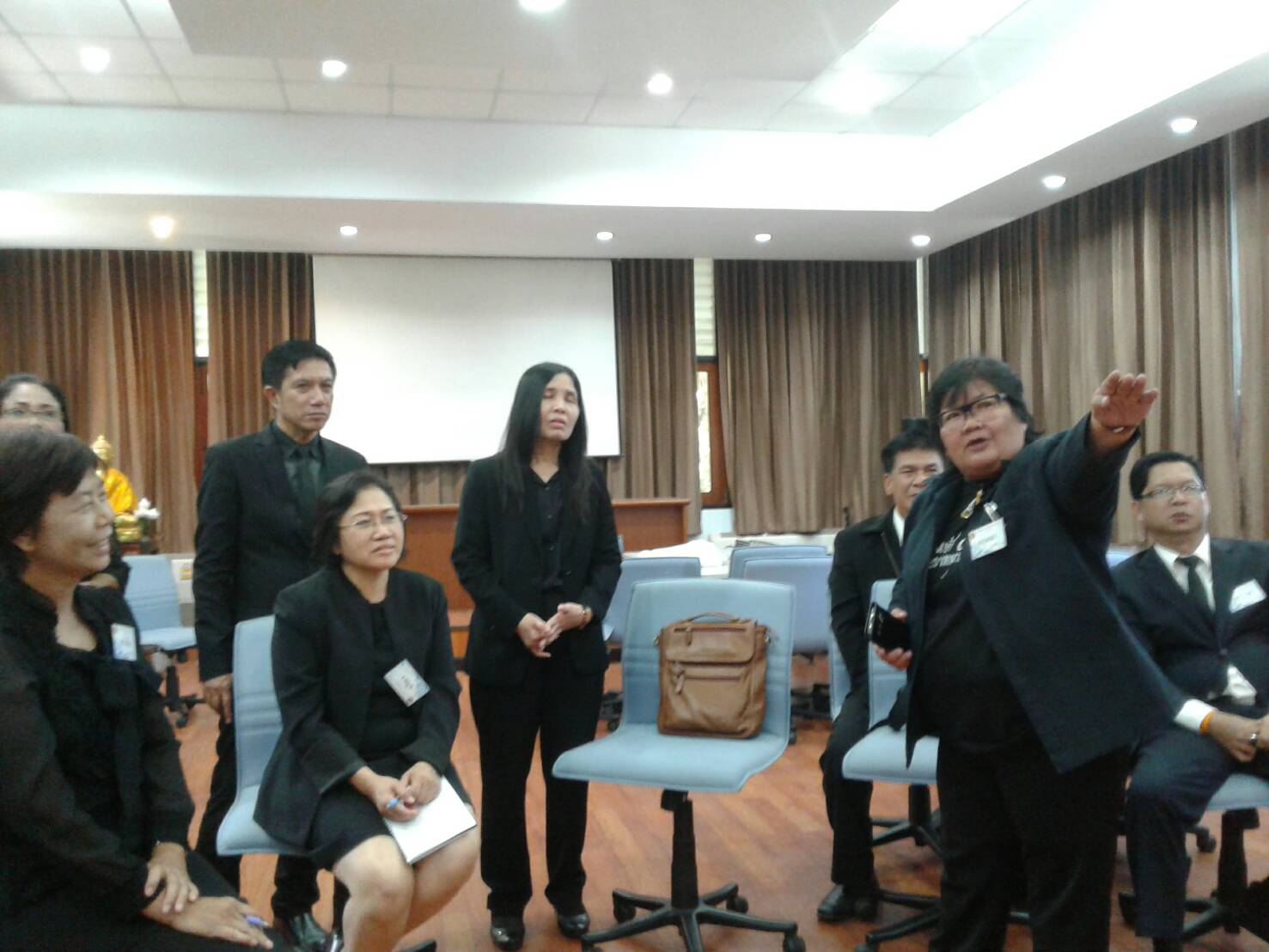 #สุโขทัย ดินแดนแห่งความสุข #วันที่ 2 พฤศจิกายน 2559 นายสุวิน   พึ่งเงิน พัฒนาการจังหวัดสุโขทัย มอบหมายให้นางสาวกฤษณา  กันทะสา หัวหน้ากลุ่มงานสารสนเทศการพัฒนาชุมชน และนางลำพา  สุขเกษม หัวหน้าฝ่ายอำนวยการ เข้ารับการประชุมฯเป็นวันที่ 3 ซึ่งวันนี้ ผอ.สถาบันกา