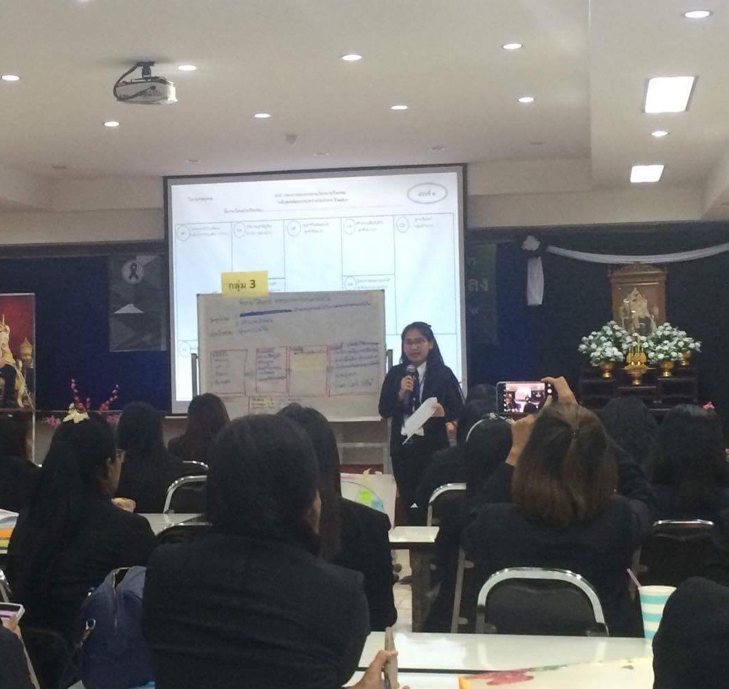 #สุโขทัย ดินแดนแห่งความสุข #นักวิชการพัฒนาชุมชน จังหวัดสุโขทัย เข้ารับการอบรมพัฒนากรระหว่างประจำการ ปี 2560 ณ ศูนย์ศึกษาและพัฒนาชุมชนพิษณุโลก ซึ่งวันนี้มีตัวแทนในการนำเสนอ การใช้เครื่องมือ vp วิเคราะห์เพื่อออกแบบสร้างคุณค่าให้ผลิตภัณฑ์/การบริการเพื่อประช