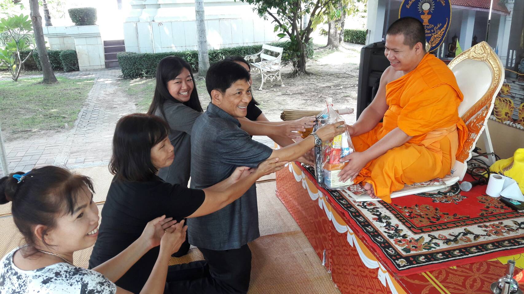 #สุโขทัย ดินแดนแห่งความสุข #ประชาชนและนักท่องเที่ยวเดินทางมากราบสักการะพระแม่ย่าและเก้าพระพุทธสุดแผ่นดินพร้อมถวายสังฆทานแด่พระสงฆ์ รวมทั้งร่วมอุดหนุนสินค้า OTOP ในร้านจำหน่ายสินค้าOTOP บริเวณศาลพระแม่ย่า โดยในวันนี้ นายสุวิน พึ่งเงิน พัฒนาการจังหวัดสุโขท