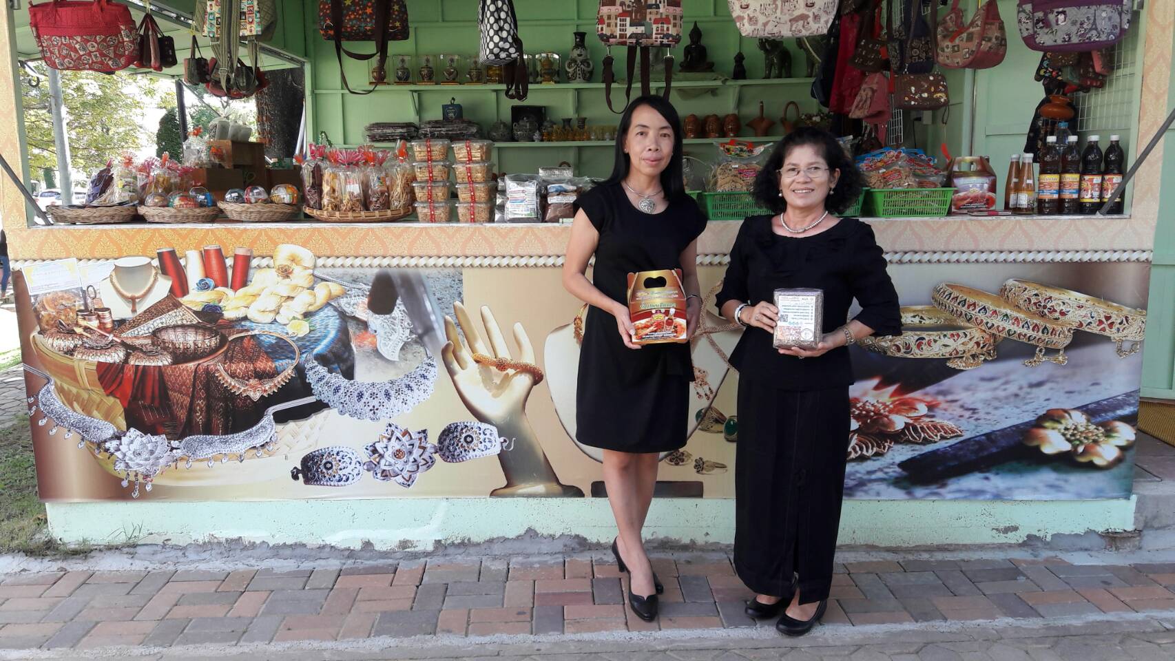 #สุโขทัย ดินแดนแห่งความสุข #ประชาชนและนักท่องเที่ยวเดินทางมากราบสักการะพระแม่ย่าและเก้าพระพุทธสุดแผ่นดินพร้อมถวายสังฆทานแด่พระสงฆ์ รวมทั้งร่วมอุดหนุนสินค้า OTOP ในร้านจำหน่ายสินค้าOTOP บริเวณศาลพระแม่ย่า โดยในวันนี้ นายสุวิน พึ่งเงิน พัฒนาการจังหวัดสุโขท