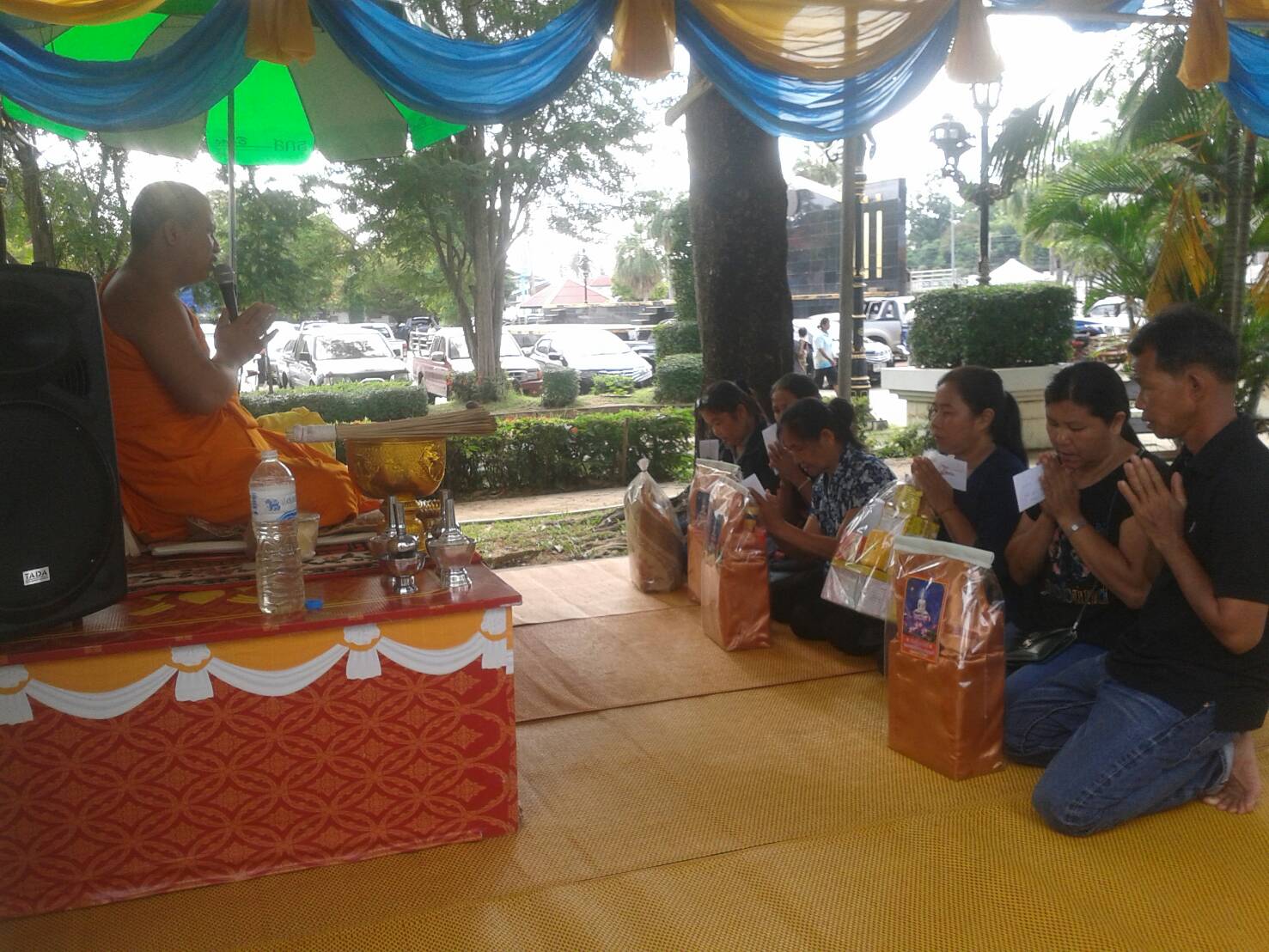 #สุโขทัย ดินแดนแห่งความสุข #ประชาชนและนักท่องเที่ยวเดินทางมากราบสักการะพระแม่ย่าและเก้าพระพุทธสุดแผ่นดินพร้อมถวายสังฆทานแด่พระสงฆ์ รวมทั้งร่วมอุดหนุนสินค้า OTOP ในร้านจำหน่ายสินค้าOTOP บริเวณศาลพระแม่ย่า โดยในวันนี้ นายสุวิน พึ่งเงิน พัฒนาการจังหวัดสุโขท