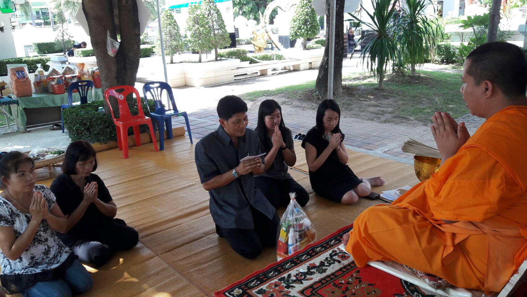 #สุโขทัย ดินแดนแห่งความสุข #ประชาชนและนักท่องเที่ยวเดินทางมากราบสักการะพระแม่ย่าและเก้าพระพุทธสุดแผ่นดินพร้อมถวายสังฆทานแด่พระสงฆ์ รวมทั้งร่วมอุดหนุนสินค้า OTOP ในร้านจำหน่ายสินค้าOTOP บริเวณศาลพระแม่ย่า โดยในวันนี้ นายสุวิน พึ่งเงิน พัฒนาการจังหวัดสุโขท