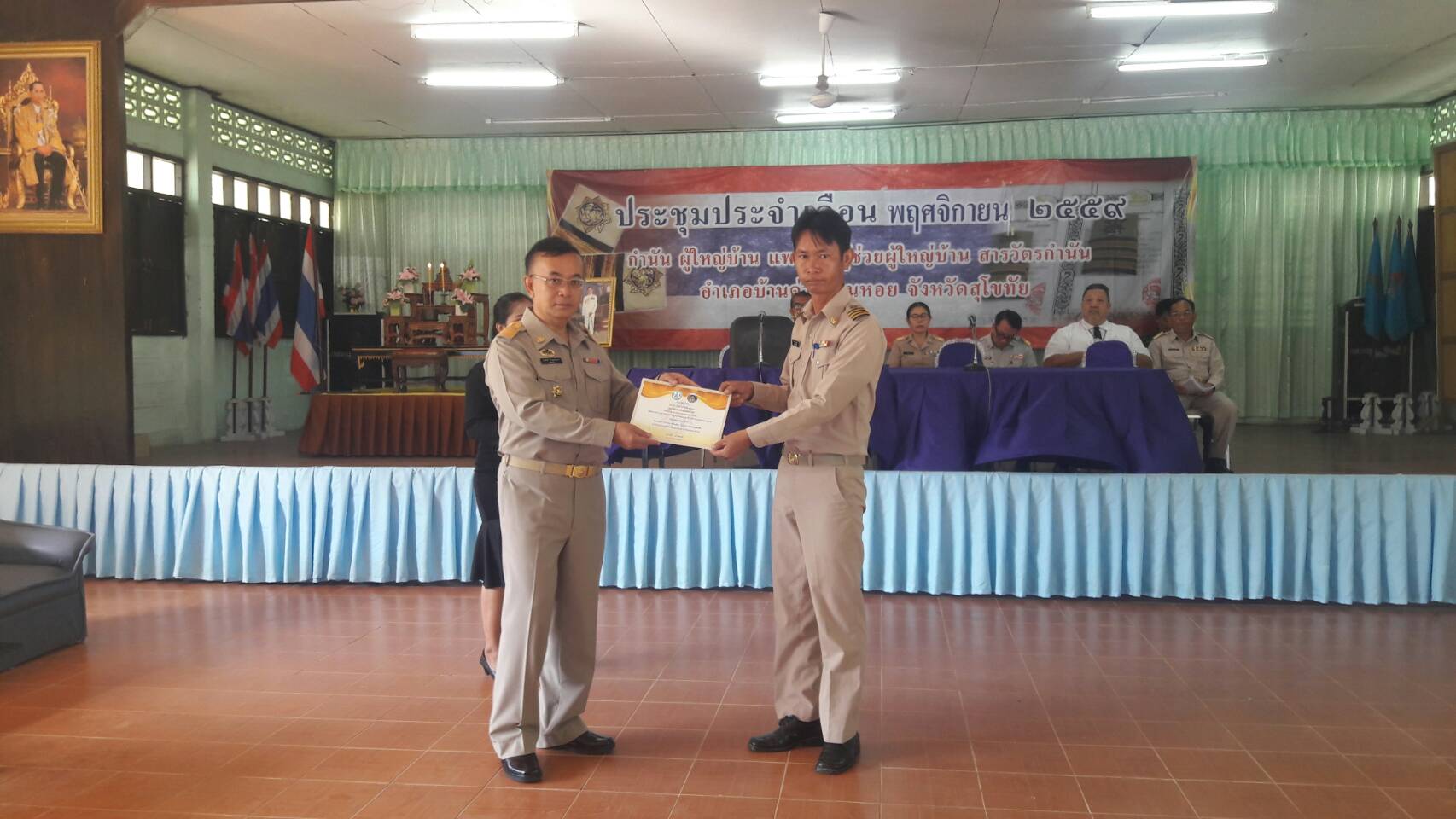 #สุโขทัย ดินแดนแห่งความสุข #วันที่ 2 พ.ย 2559  นางกรัณฑรัตน์  โตงิ้ว พัฒนาการอำเภอบ้านด่านลานหอย  เข้าประชุมชี้แจงข้อราชการ ในที่ประชุมประจำเดือนกำนัน ผู้ใหญ่บ้าน  ณ หอประชุมอำเภอบ้านด่านลานหอย  โดยมีนายเลอศักดิ์  สิงห์สุทธิจันทร์   ปลัดอำเภอหัวหน้าฝ่ายบ