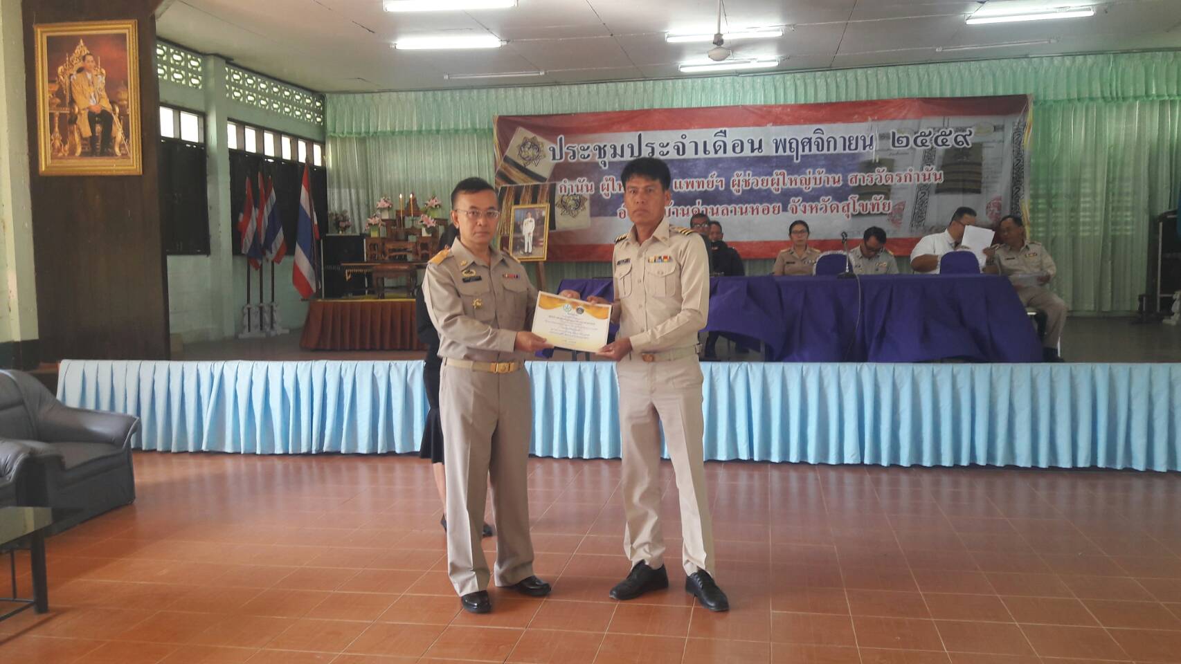 #สุโขทัย ดินแดนแห่งความสุข #วันที่ 2 พ.ย 2559  นางกรัณฑรัตน์  โตงิ้ว พัฒนาการอำเภอบ้านด่านลานหอย  เข้าประชุมชี้แจงข้อราชการ ในที่ประชุมประจำเดือนกำนัน ผู้ใหญ่บ้าน  ณ หอประชุมอำเภอบ้านด่านลานหอย  โดยมีนายเลอศักดิ์  สิงห์สุทธิจันทร์   ปลัดอำเภอหัวหน้าฝ่ายบ