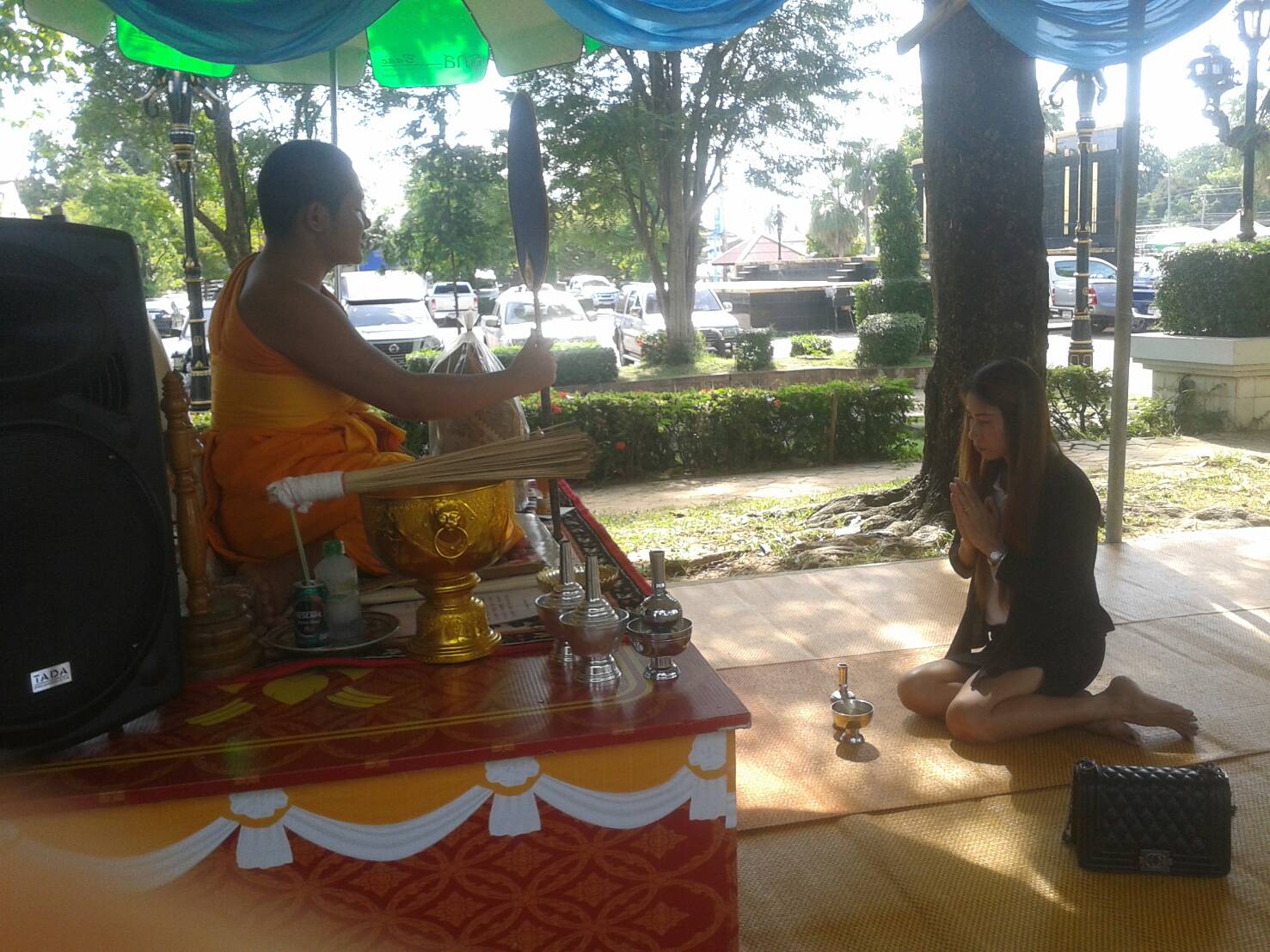 #สุโขทัย ดินแดนแห่งความสุข #ประชาชนและนักท่องเที่ยวเดินทางมากราบสักการะพระแม่ย่าและเก้าพระพุทธสุดแผ่นดิน พร้อมถวายสังฆทานแด่พระสงฆ์ รวมถึงร่วมอุดหนุนสินค้าOTOP ในร้านจำหน่ายสินค้าOTOP บริเวณศาลพระแม่ย่า (ข่าวโดย นางเพ็ญนภา  พุ่มสิโล นักจัดการงานทั่วไป ชำ