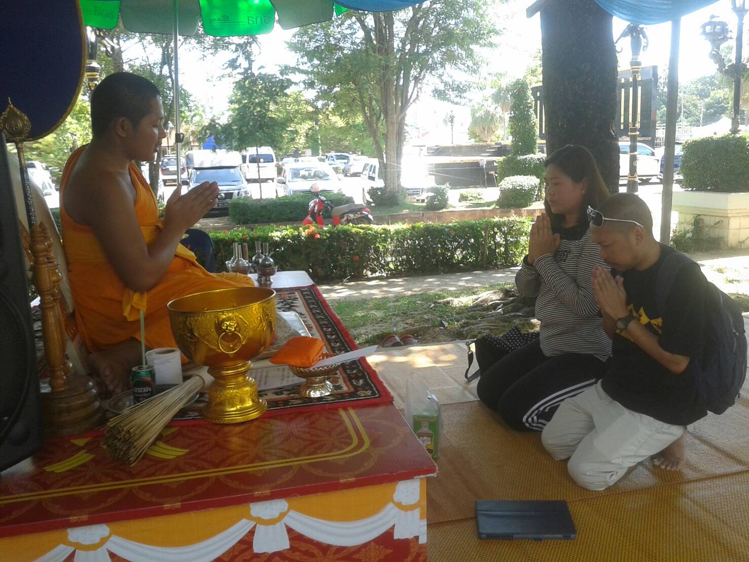 #สุโขทัย ดินแดนแห่งความสุข #ประชาชนและนักท่องเที่ยวเดินทางมากราบสักการะพระแม่ย่าและเก้าพระพุทธสุดแผ่นดิน พร้อมถวายสังฆทานแด่พระสงฆ์ รวมถึงร่วมอุดหนุนสินค้าOTOP ในร้านจำหน่ายสินค้าOTOP บริเวณศาลพระแม่ย่า (ข่าวโดย นางเพ็ญนภา  พุ่มสิโล นักจัดการงานทั่วไป ชำ