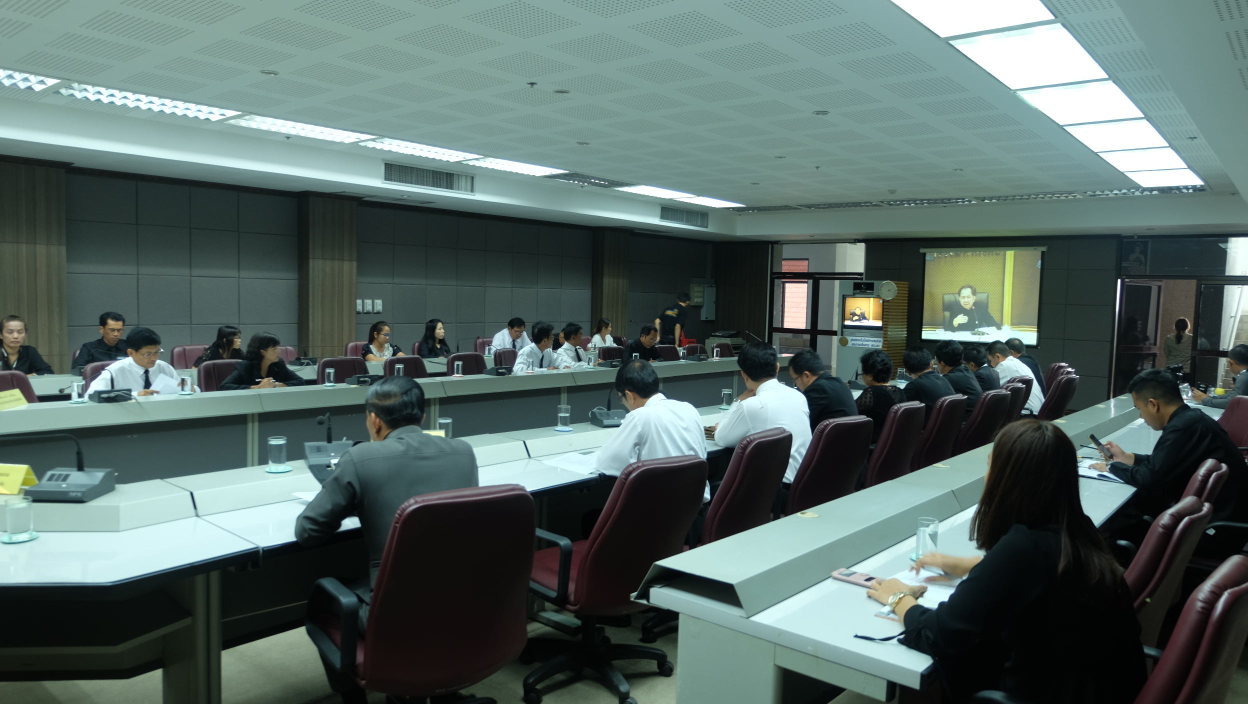 #สุโขทัย ดินแดนแห่งความสุข #วันที่ 3 พฤศจิกายน  2559 เวลา 14.00 น. นายสุวิน  พึ่งเงิน พัฒนาการจังหวัดสุโขทัย ได้เข้าประชุมมอบแนวทางการขับเคลื่อนนโยบายเร่งด่วนจากกระทรวงมหาดไทย  ณ ห้องประชุมคีรีมาศ ชั้น 3 ศาลากลางจังหวัดสุโขทัย  (ข่าวโดย สถานีข่าว พช. CNS