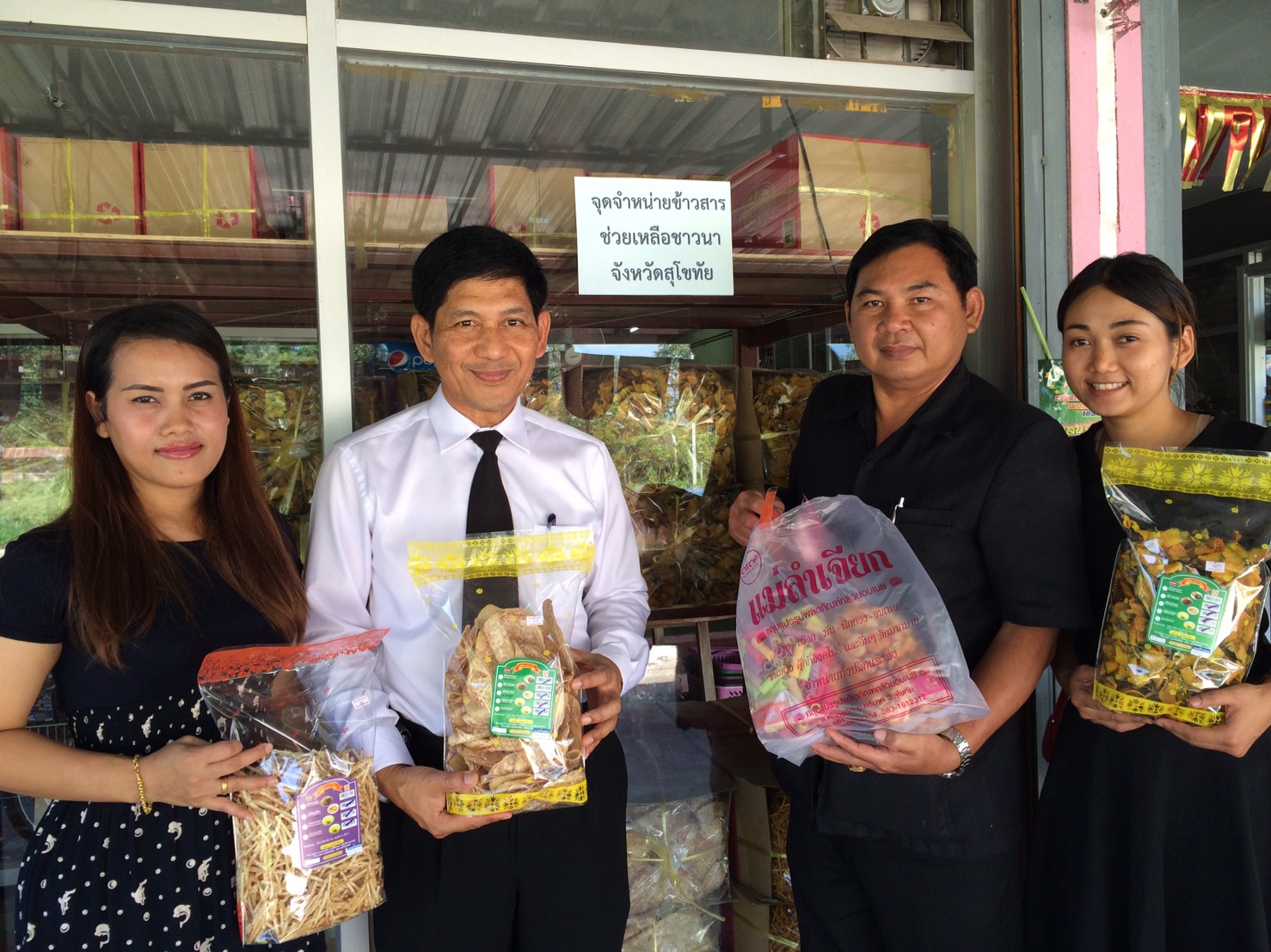 #สุโขทัย ดินแดนแห่งความสุข #วันที่ 4 พฤศจิกายน  2559 นายสุวิน  พึ่งเงิน  พัฒนาการจังหวัดสุโขทัย พร้อมด้วยนักวิชการพัฒนาชุมชนชำนาญการ  ได้ออกตรวจร้านค้าประชารัฐสุขใจ Shop อำเภอคีรีมาศ และตำบลบ้านสวน จังหวัดสุโขทัย และได้ออกตรวจร้านค้าที่วางจำหน่ายสินค้า OT