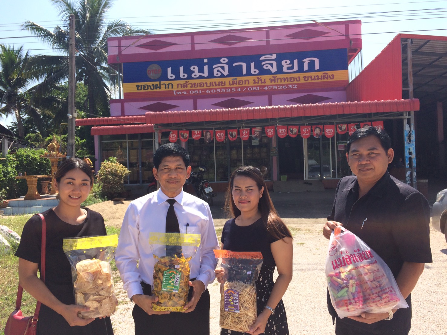 #สุโขทัย ดินแดนแห่งความสุข #วันที่ 4 พฤศจิกายน  2559 นายสุวิน  พึ่งเงิน  พัฒนาการจังหวัดสุโขทัย พร้อมด้วยนักวิชการพัฒนาชุมชนชำนาญการ  ได้ออกตรวจร้านค้าประชารัฐสุขใจ Shop อำเภอคีรีมาศ และตำบลบ้านสวน จังหวัดสุโขทัย และได้ออกตรวจร้านค้าที่วางจำหน่ายสินค้า OT