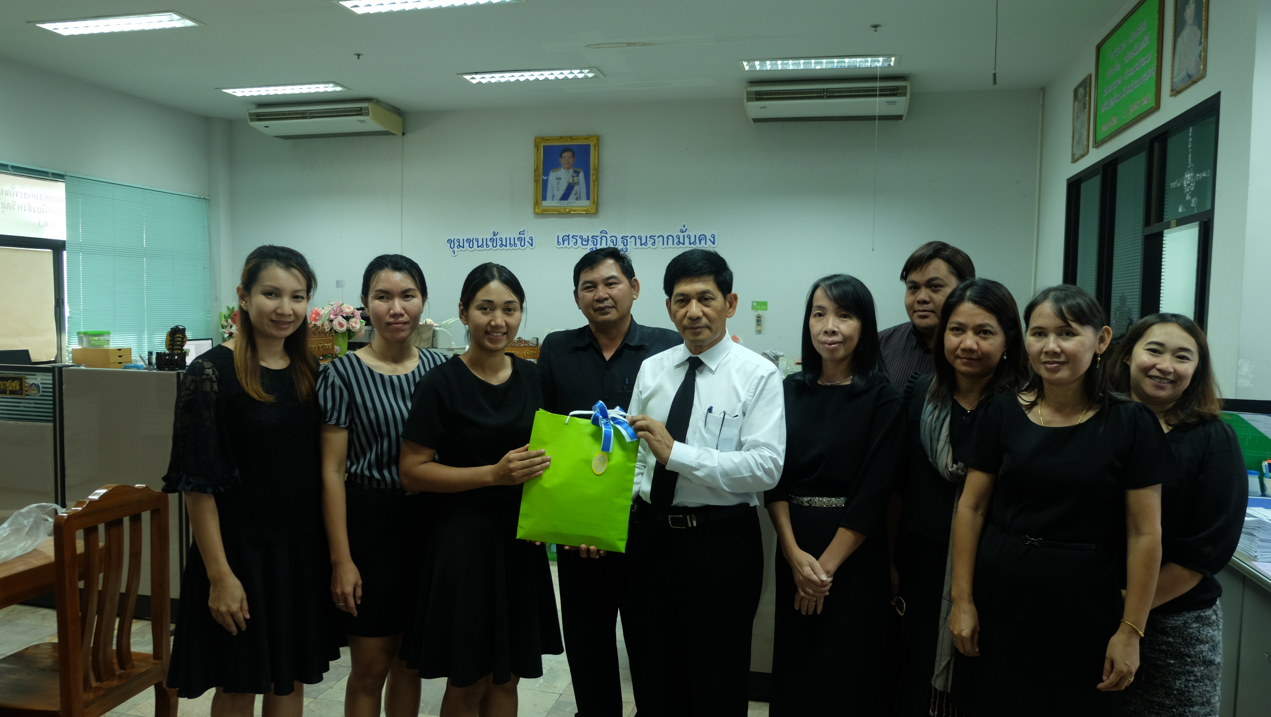 #สุโขทัย ดินแดนแห่งความสุข #วันที่ 4 พฤศจิกายน  2559 นายสุวิน  พึ่งเงิน  พัฒนาการจังหวัดสุโขทัย พร้อมด้วยข้าราชการสำนักงานพัฒนาชุมชนจังหวัดสุโขทัย ได้มอบของขวัญให้กับนางสาวสุธีรัตน์  อินจิโน ข้าราชการในโครงการพัฒนานักบริหารการเปลี่ยนแปลง รุ่นใหม่ รุ่นที่