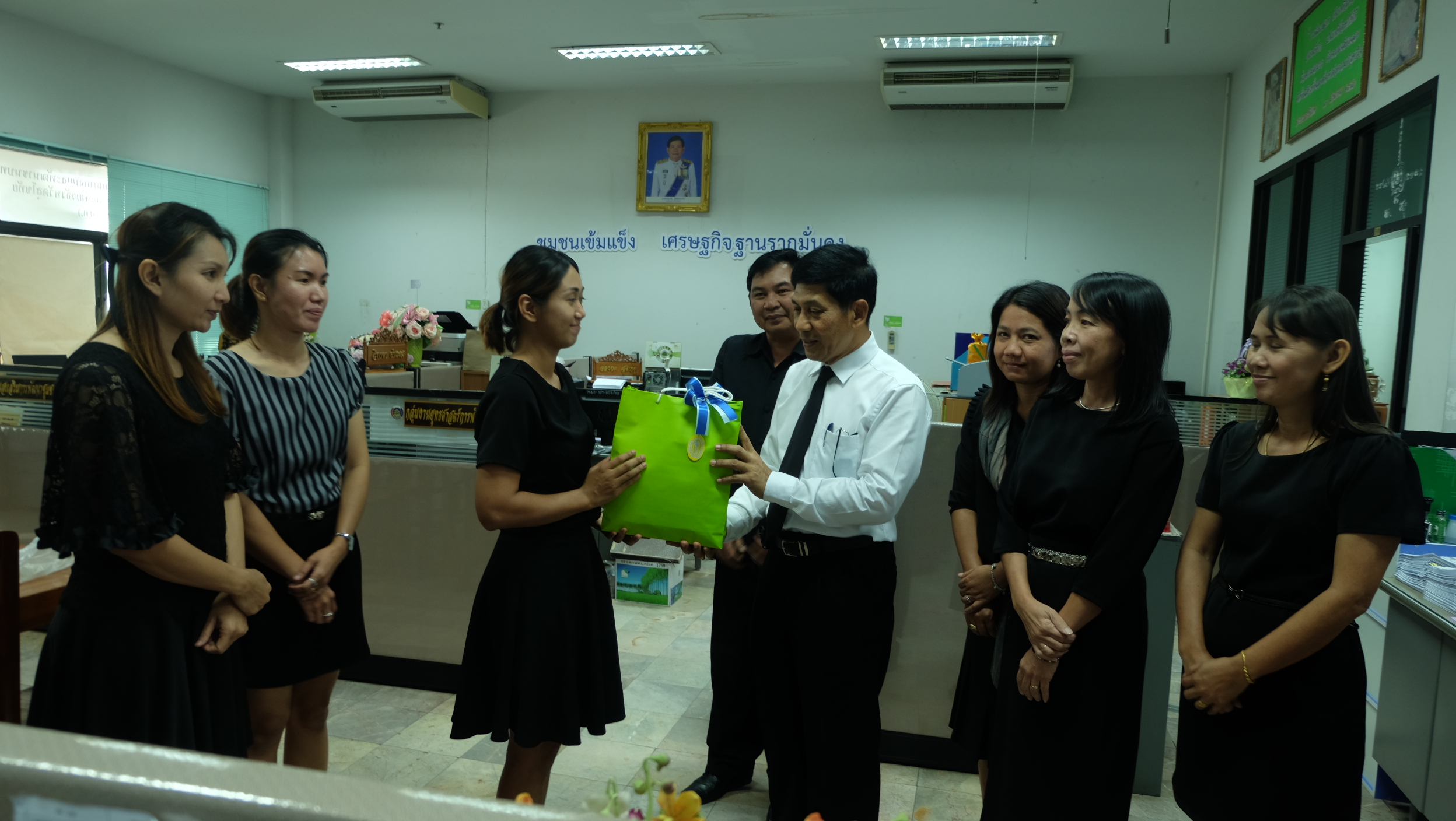 #สุโขทัย ดินแดนแห่งความสุข #วันที่ 4 พฤศจิกายน  2559 นายสุวิน  พึ่งเงิน  พัฒนาการจังหวัดสุโขทัย พร้อมด้วยข้าราชการสำนักงานพัฒนาชุมชนจังหวัดสุโขทัย ได้มอบของขวัญให้กับนางสาวสุธีรัตน์  อินจิโน ข้าราชการในโครงการพัฒนานักบริหารการเปลี่ยนแปลง รุ่นใหม่ รุ่นที่