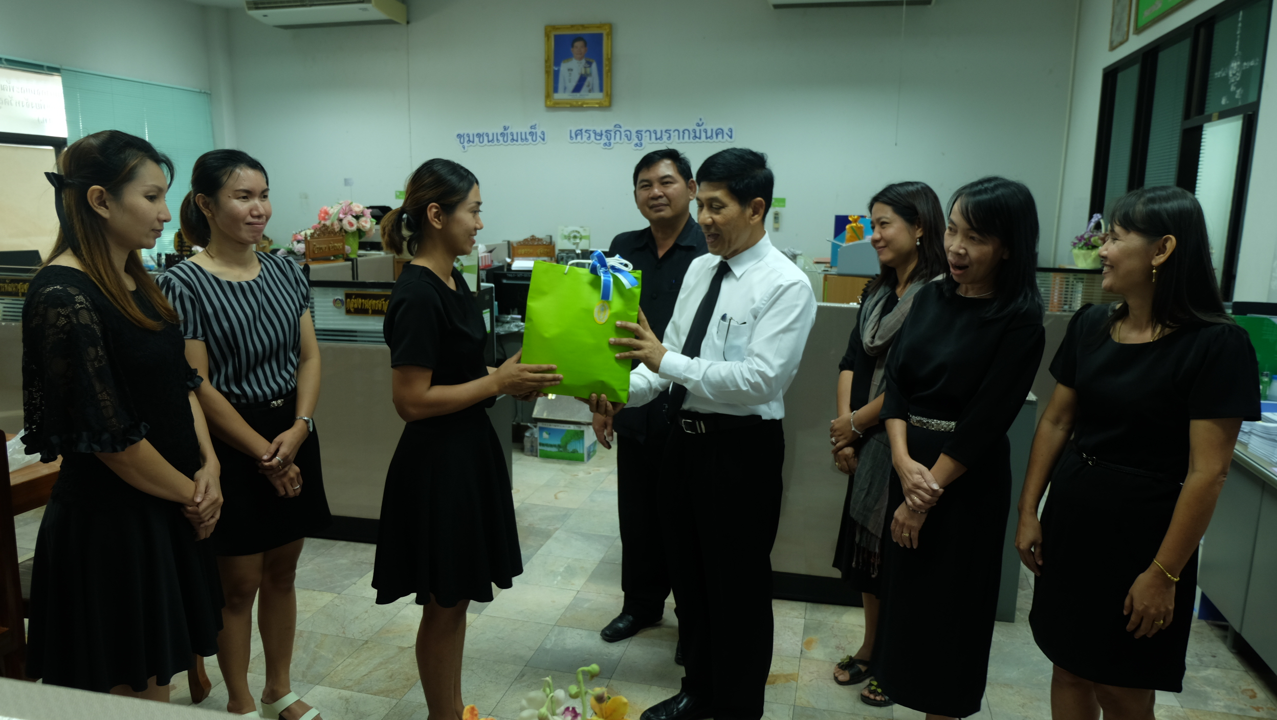 #สุโขทัย ดินแดนแห่งความสุข #วันที่ 4 พฤศจิกายน  2559 นายสุวิน  พึ่งเงิน  พัฒนาการจังหวัดสุโขทัย พร้อมด้วยข้าราชการสำนักงานพัฒนาชุมชนจังหวัดสุโขทัย ได้มอบของขวัญให้กับนางสาวสุธีรัตน์  อินจิโน ข้าราชการในโครงการพัฒนานักบริหารการเปลี่ยนแปลง รุ่นใหม่ รุ่นที่