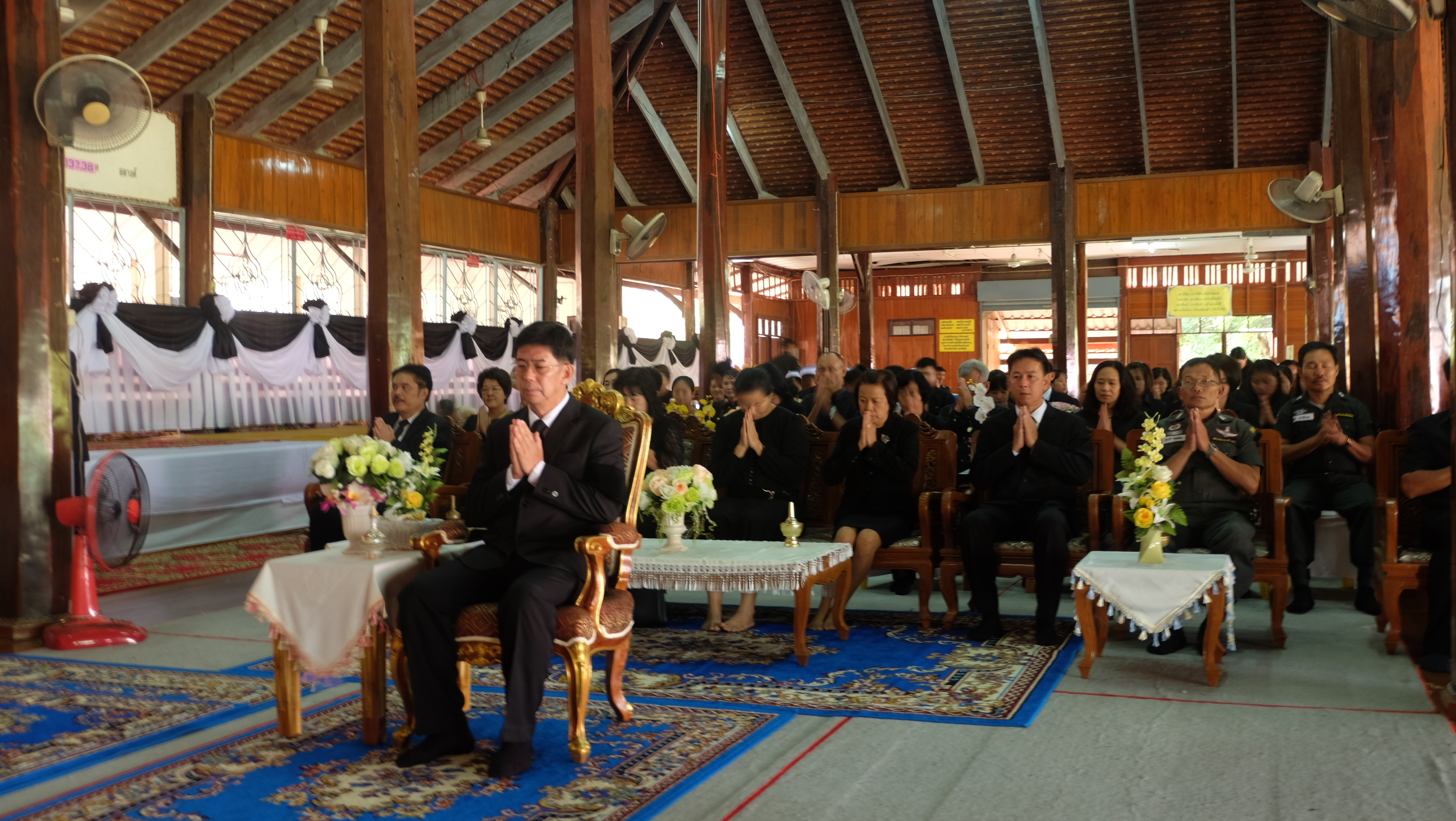 #สุโขทัย ดินแดนแห่งความสุข #วันที่ 6 พฤศจิกายน  2559 นางลำพา  สุขเกษม หัวหน้าฝ่ายอำนวยการ พร้อมด้วยเจ้าหน้าที่พัฒนาชุมชนจังหวัดสุโขทัย ร่วมพิธีบำเพ็ญกุศลถวายพระบรมศพ พระบาทสมเด็จพระปรมินทรมหาภูมิพลอดุลยเดช ณ วัดไทยชุมพล อ.เมืองสุโขทั