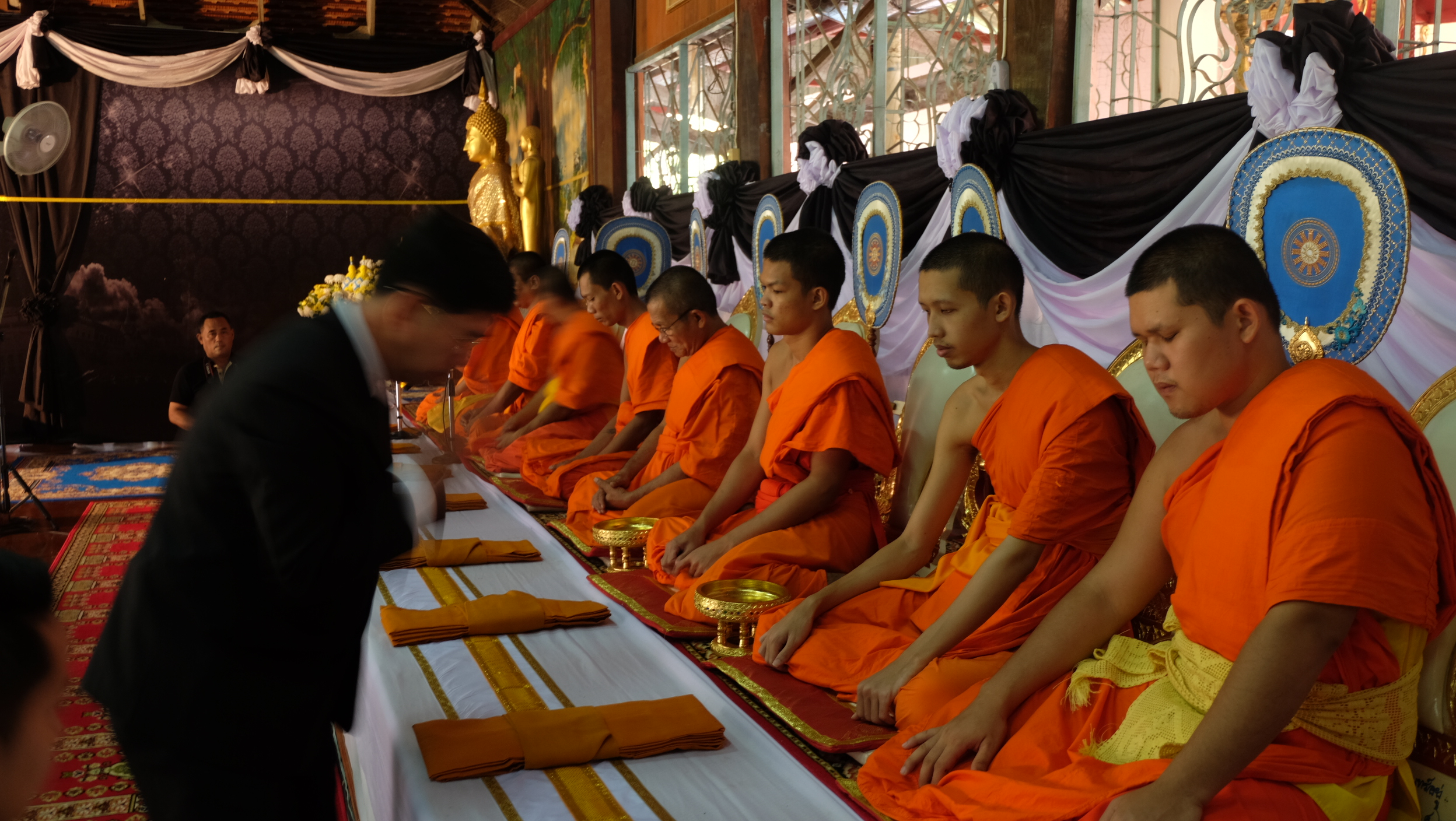 #สุโขทัย ดินแดนแห่งความสุข #วันที่ 6 พฤศจิกายน  2559 นางลำพา  สุขเกษม หัวหน้าฝ่ายอำนวยการ พร้อมด้วยเจ้าหน้าที่พัฒนาชุมชนจังหวัดสุโขทัย ร่วมพิธีบำเพ็ญกุศลถวายพระบรมศพ พระบาทสมเด็จพระปรมินทรมหาภูมิพลอดุลยเดช ณ วัดไทยชุมพล อ.เมืองสุโขทั