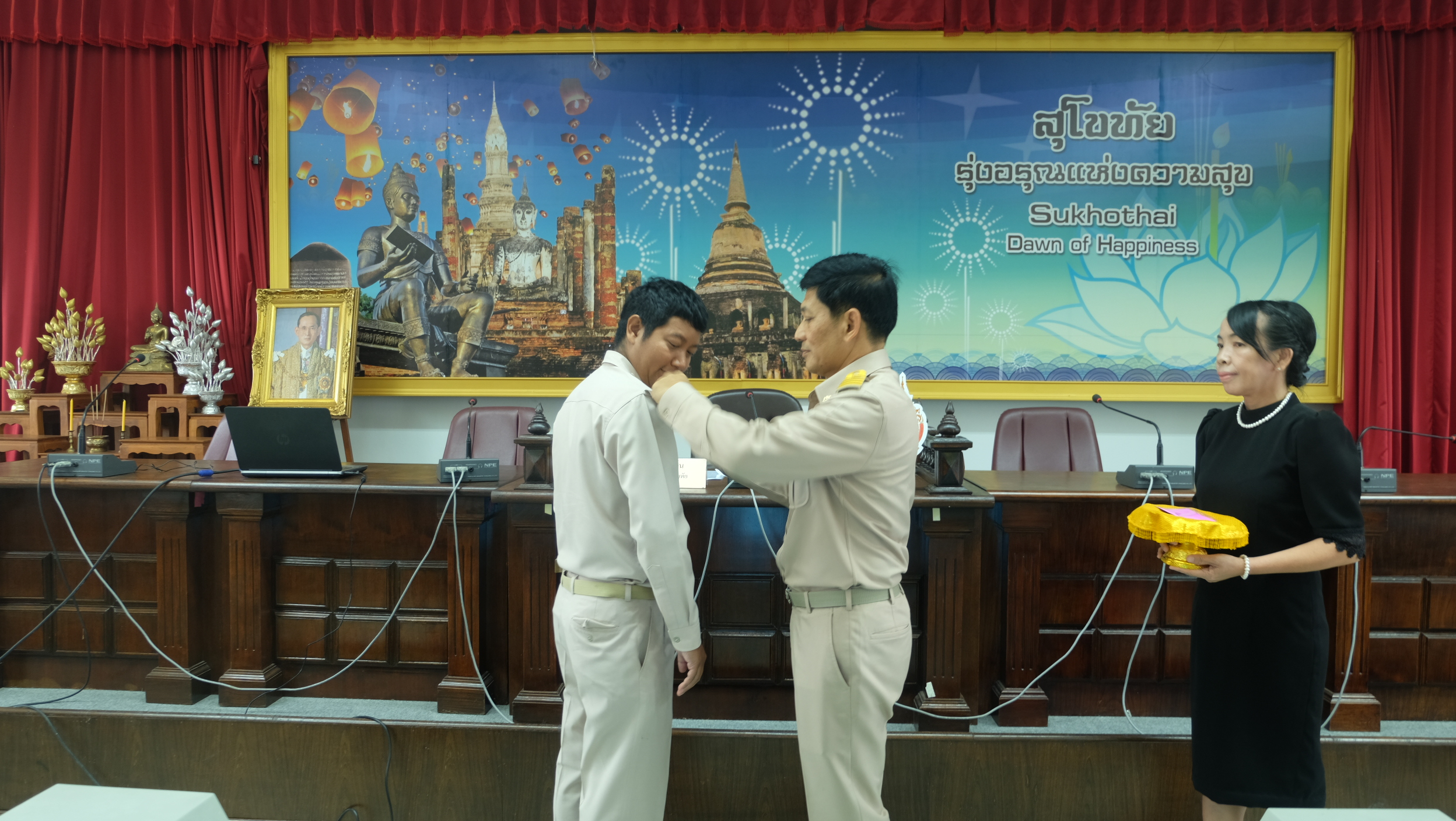 #สุโขทัย ดินแดนแห่งความสุข #วันที่ 7 พฤศจิกายน  2559เวลา 09.00 น.  นายสุวิน  พึ่งเงิน  พัฒนาการจังหวัดสุโขทัย ได้แสดงความยินดีพร้อมทั้งประดับขีดให้กับนายทรงกลด  เกสรสกุล นักวิชการพัฒนาชุมชนปฏิบัติการ สพอ. ศรีนคร ซึ่งได้เลื่อนตำแหน่งขึ้นเป็นนักวิชาการพัฒน