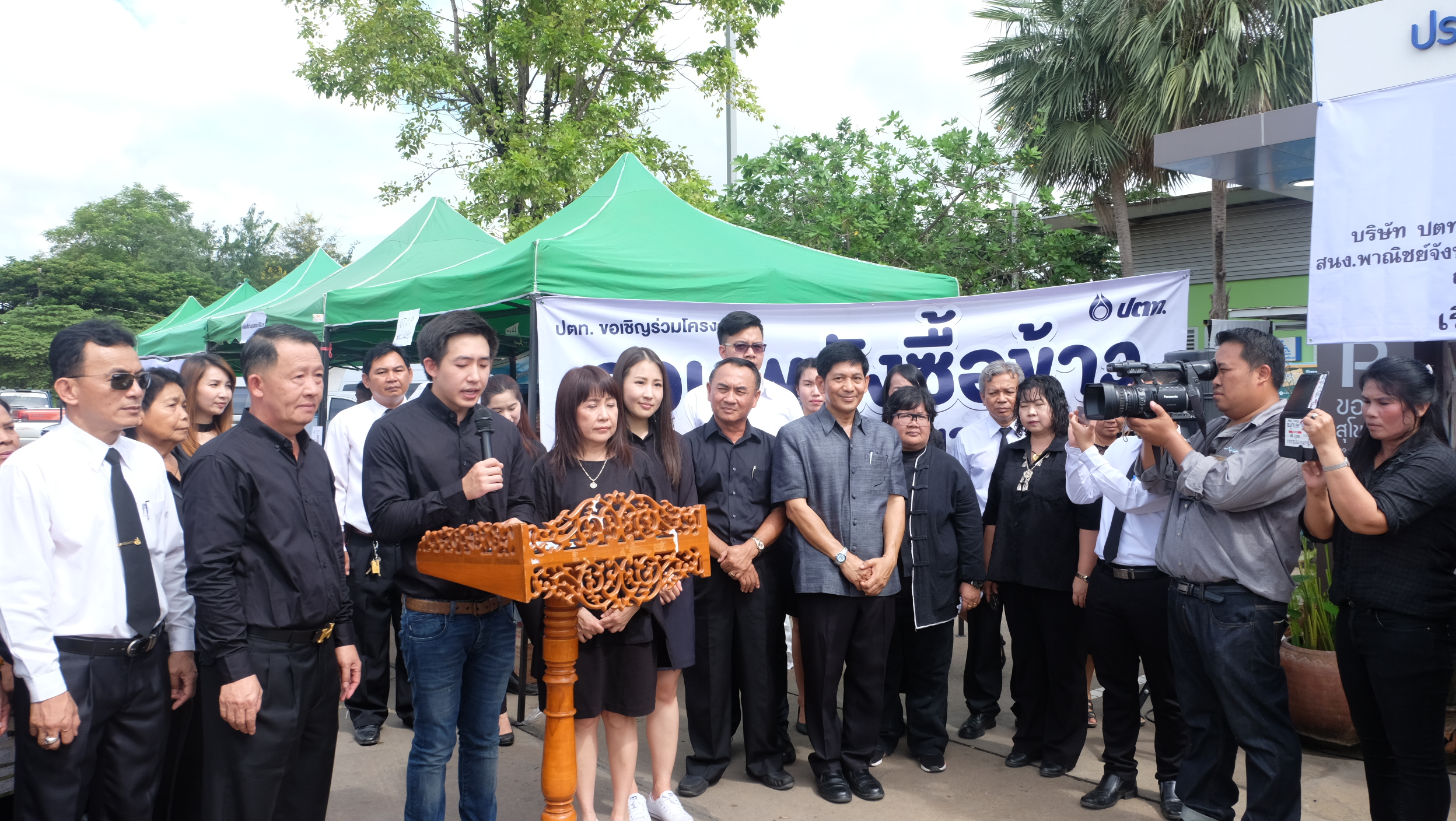 #สุโขทัย ดินแดนแห่งความสุข #วันที่ 8 พฤศจิกายน  2559 เวลา 11.00 น. นายปิติ  แก้วสลับสี ผู้ว่าราชการจังหวัดสุโขทัย เป็นประธานในการเปิดจุดจำหน่ายข้าวสารเพื่อช่วยเหลือเกษตรกรชาวนา โครงการรวมพลังซื้อข้าวจากชาวนาและแถลงข่าวสื่อมวลชน ณ สถานีบริการน้ำมัน ป.ต.ท.