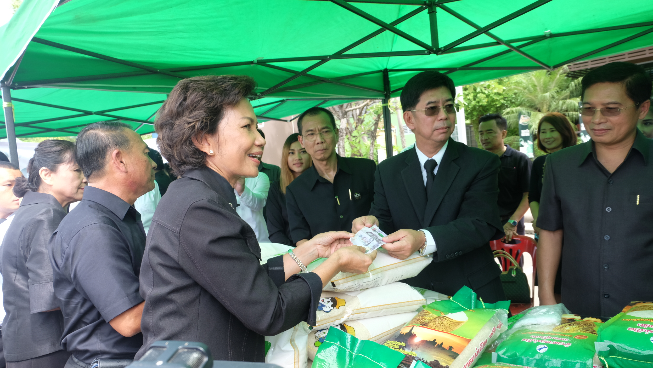 #สุโขทัย ดินแดนแห่งความสุข #วันที่ 8 พฤศจิกายน  2559 เวลา 11.00 น. นายปิติ  แก้วสลับสี ผู้ว่าราชการจังหวัดสุโขทัย เป็นประธานในการเปิดจุดจำหน่ายข้าวสารเพื่อช่วยเหลือเกษตรกรชาวนา โครงการรวมพลังซื้อข้าวจากชาวนาและแถลงข่าวสื่อมวลชน ณ สถานีบริการน้ำมัน ป.ต.ท.