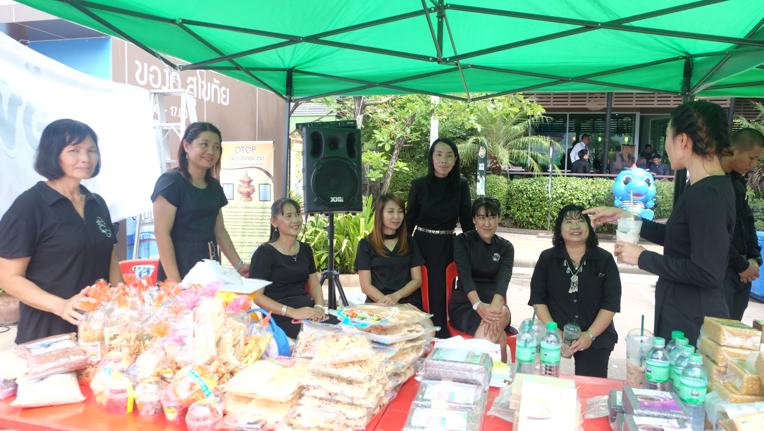 #สุโขทัย ดินแดนแห่งความสุข #วันที่ 9 พฤศจิกายน  2559  นายสุวิน  พี่งเงิน  พัฒนาการจังหวัดสุโขทัย  บริษัทประชารัฐฯ เจ้าหน้าที่พัฒนาชุมชนจังหวัดสุโขทัย สหกรณ์จังหวัดสุโขทัย ได้จำหน่ายข้าวสารเพื่อช่วยเหลือเกษตรกรชาวนา ตามโครงการรวมพลังซื้อข้าวจากชาวนา เพื่อ