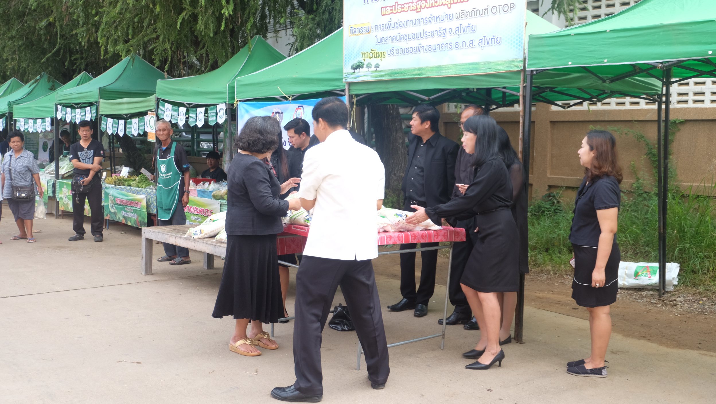 #สุโขทัย ดินแดนแห่งความสุข #วันที่ 9 พฤศจิกายน  2559  นายสุวิน  พี่งเงิน  พัฒนาการจังหวัดสุโขทัย  บริษัทประชารัฐฯ เจ้าหน้าที่พัฒนาชุมชนจังหวัดสุโขทัย สหกรณ์จังหวัดสุโขทัย ได้จำหน่ายข้าวสารเพื่อช่วยเหลือเกษตรกรชาวนา ตามโครงการรวมพลังซื้อข้าวจากชาวนา เพื่อ