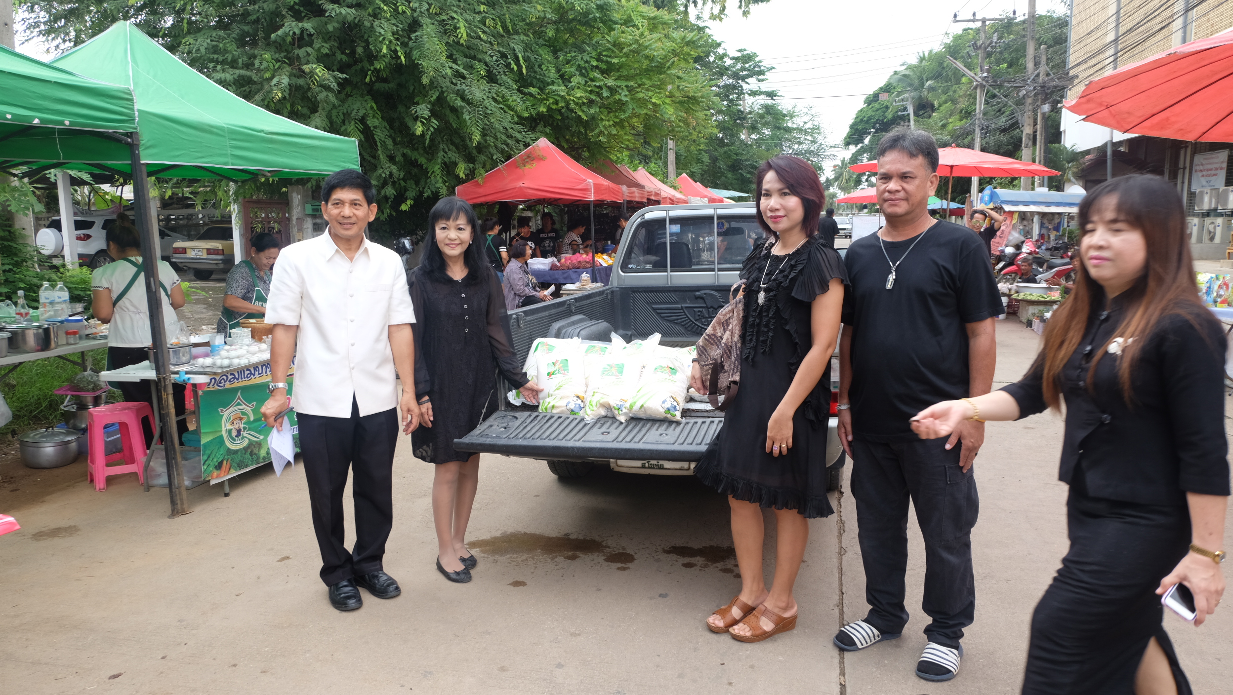 #สุโขทัย ดินแดนแห่งความสุข #วันที่ 9 พฤศจิกายน  2559  นายสุวิน  พี่งเงิน  พัฒนาการจังหวัดสุโขทัย  บริษัทประชารัฐฯ เจ้าหน้าที่พัฒนาชุมชนจังหวัดสุโขทัย สหกรณ์จังหวัดสุโขทัย ได้จำหน่ายข้าวสารเพื่อช่วยเหลือเกษตรกรชาวนา ตามโครงการรวมพลังซื้อข้าวจากชาวนา เพื่อ