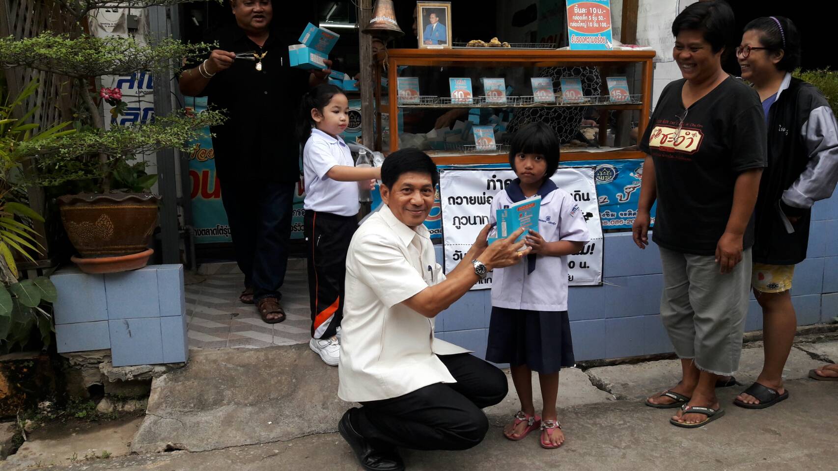 #สุโขทัย ดินแดนแห่งความสุข #นายสุวิน  พึ่งเงิน พัฒนาการจังหวัดสุโขทัย ร่วมกับผู้จัดการโอทอปภูวนาทกระหรี่สองปั๊ป จังหวัดสุโขทัย ทำความดีเพื่อพ่อ แจกขนมกระหรี่สองปั๊ป ที่อร่อยที่สุดในจังหวัดสุโขทัย ให้แก่พี่น้องประชาชนชาวจังหวัดสุโขทัย ได้รับประทานหลายร้อยค