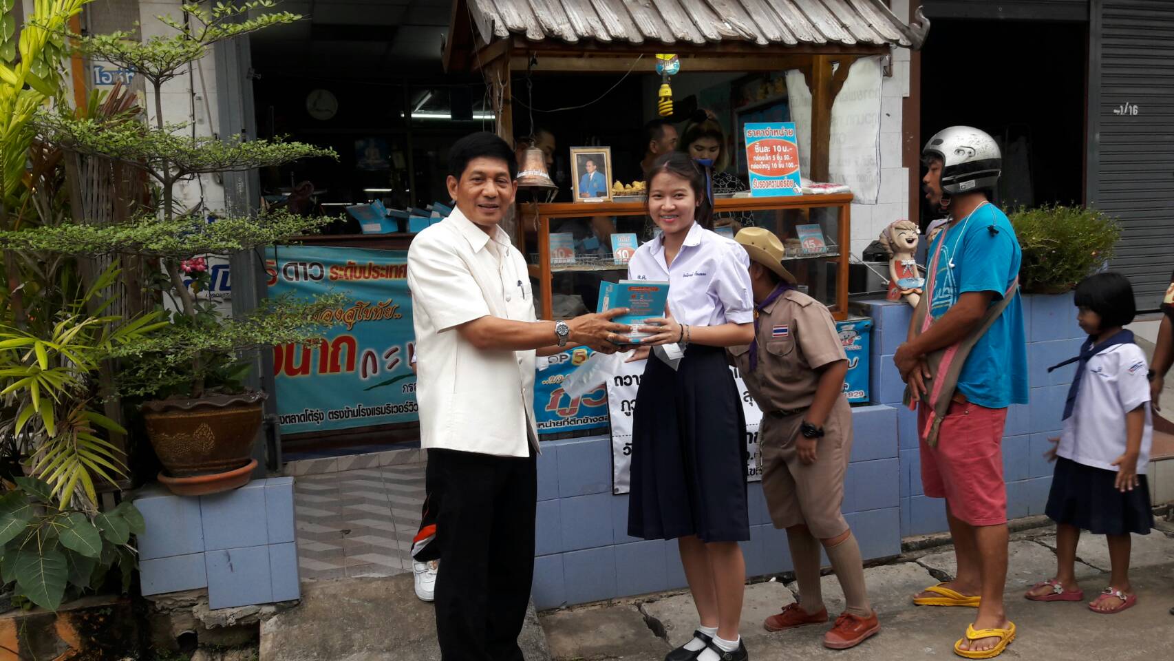 #สุโขทัย ดินแดนแห่งความสุข #นายสุวิน  พึ่งเงิน พัฒนาการจังหวัดสุโขทัย ร่วมกับผู้จัดการโอทอปภูวนาทกระหรี่สองปั๊ป จังหวัดสุโขทัย ทำความดีเพื่อพ่อ แจกขนมกระหรี่สองปั๊ป ที่อร่อยที่สุดในจังหวัดสุโขทัย ให้แก่พี่น้องประชาชนชาวจังหวัดสุโขทัย ได้รับประทานหลายร้อยค