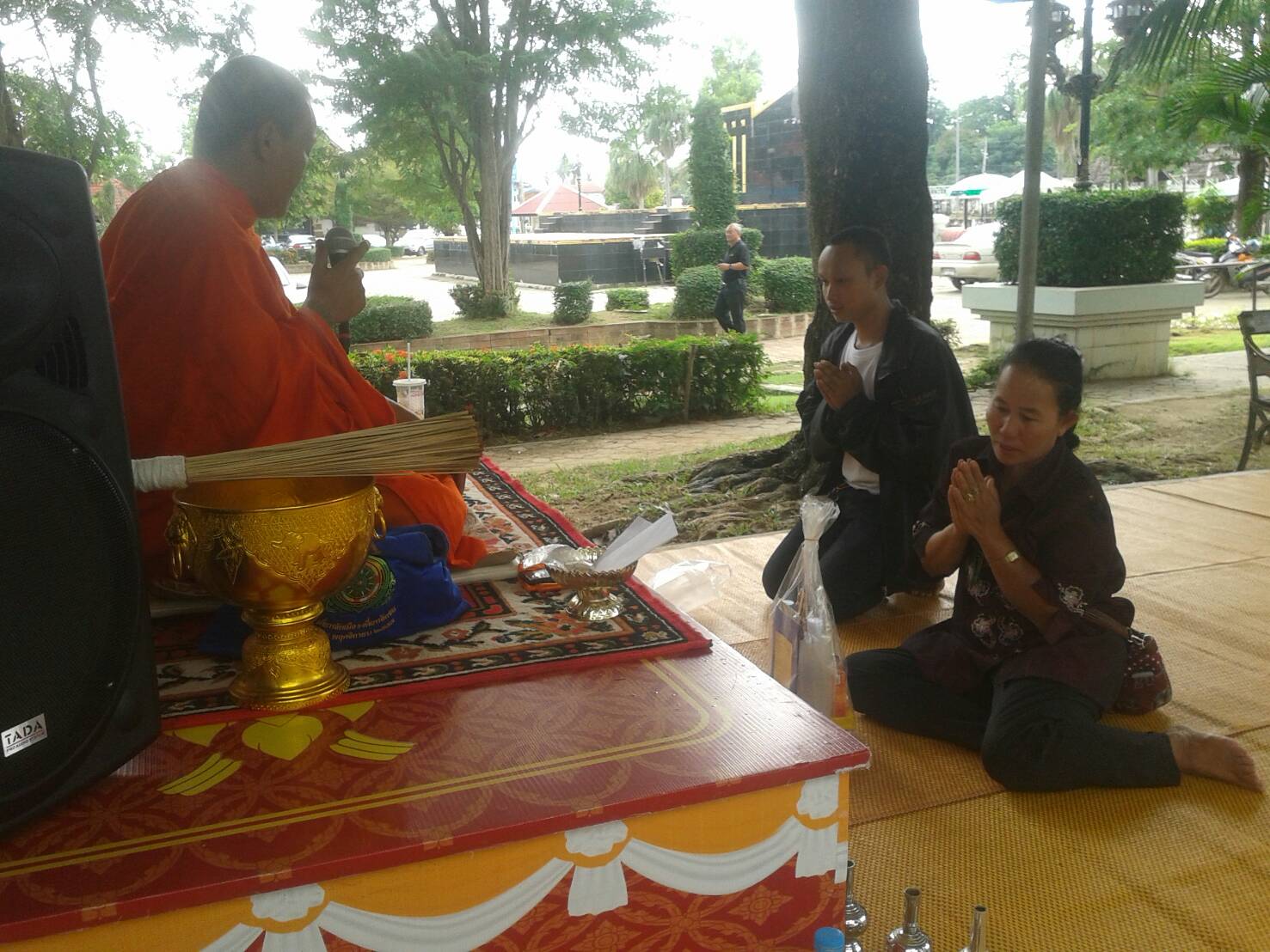 #สุโขทัย ดินแดนแห่งความสุข #ประชาชนและนักท่องเที่ยวเดินทางมากราบสักการะพระแม่ย่าและเก้าพระพุทธสุดแผ่นดินพร้อมถวายสังฆทานแด่พระสงฆ์ และร่วมอุดหนุนสินค้าOTOP ในร้านจำหน่ายสินค้าOTOP บริเวณศาลพระแม่ย่า(ข่าวโดยนางเพ็ญนภา  พุ่มสิโล นักจัดการงานทั่วไปชำนาญการ ส